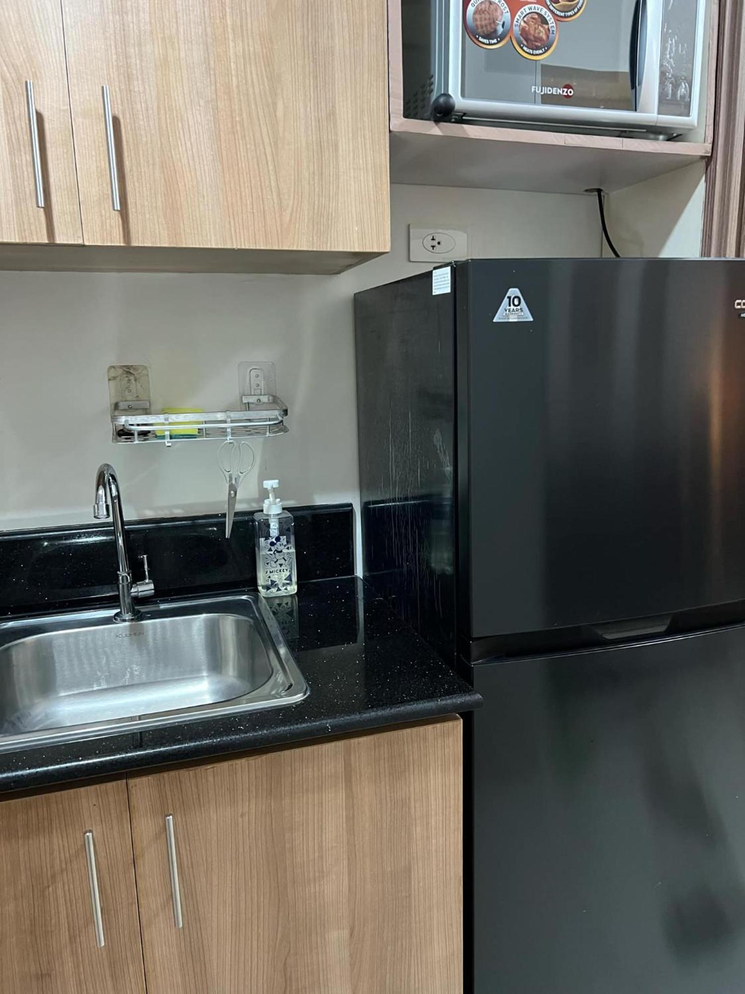 Budget Friendly Red Residences Makati * Manila
