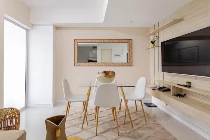 Apartment Sabrina's Crib 2br By Azure Residences Near Airport