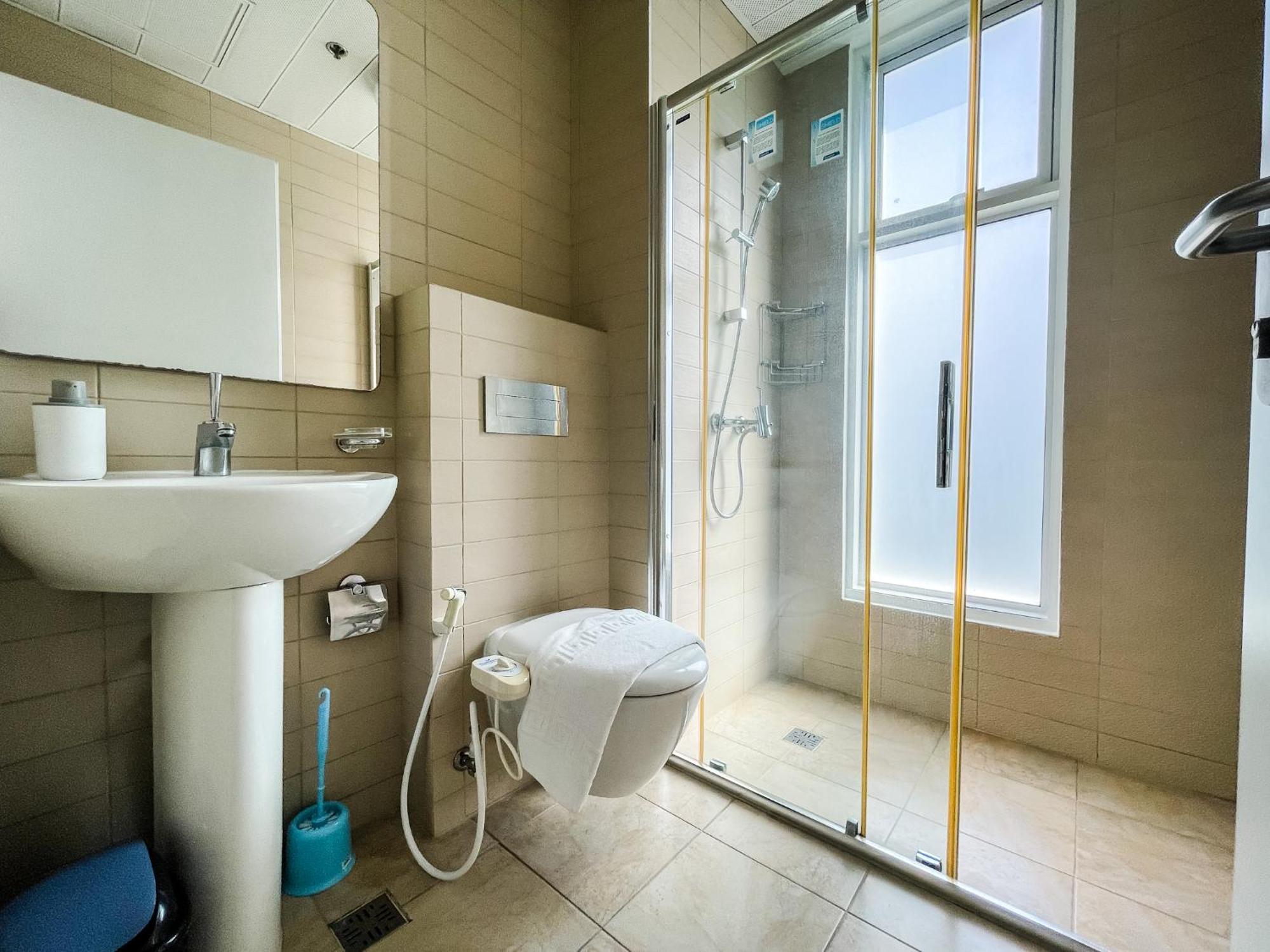 Full-serviced Residential In Uptown, Bgc Aparthotel