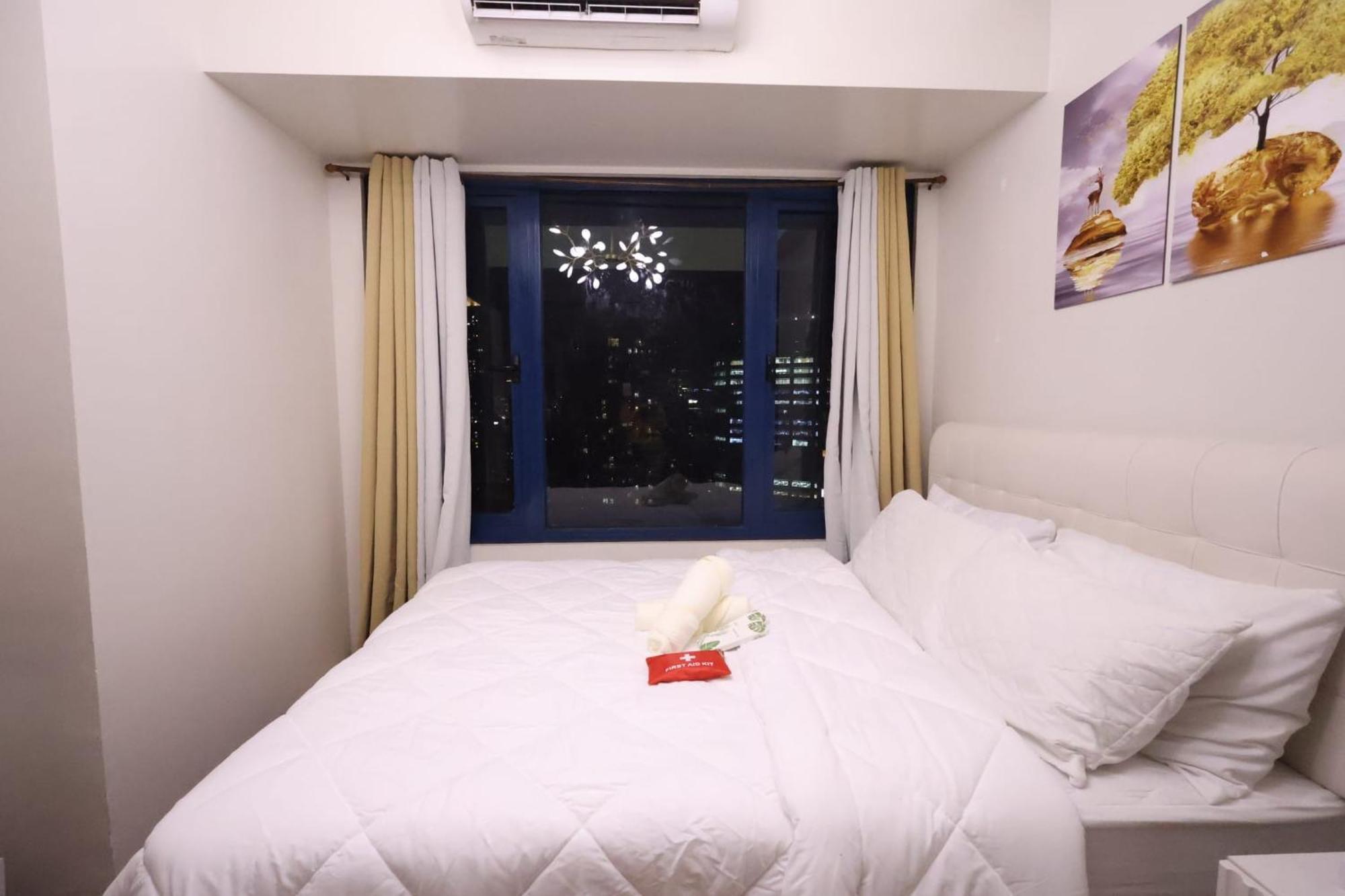 In Makati Staycation Apartment