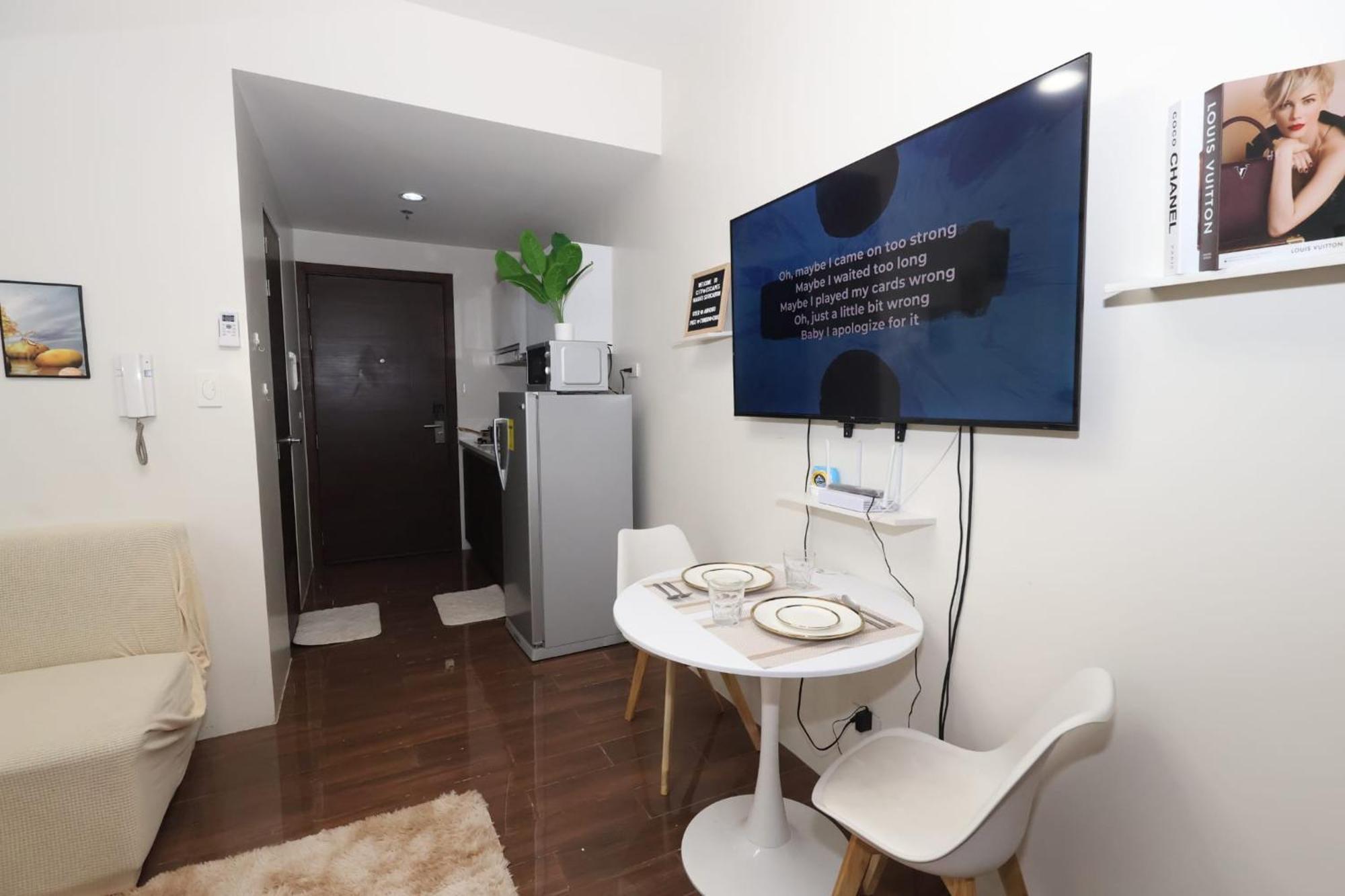 In Makati Staycation Apartment