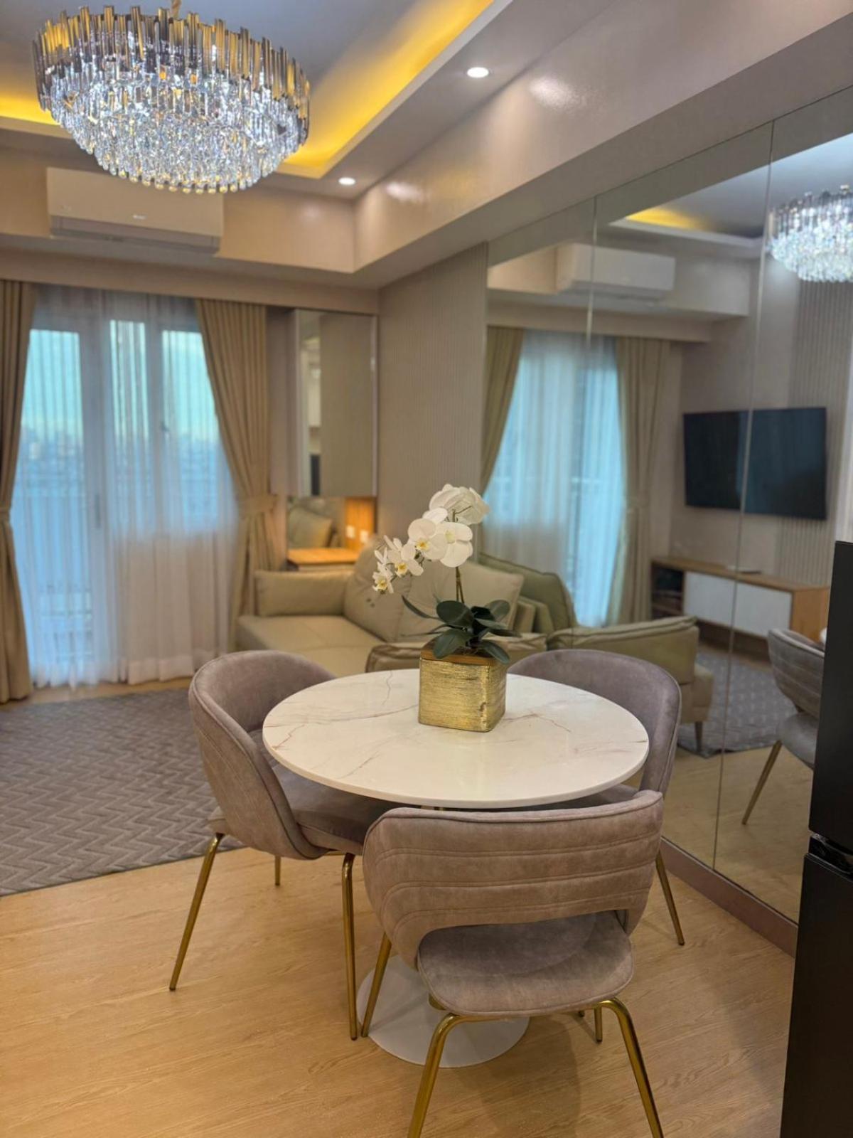 Yassis 2br Luxury Unit In Grass