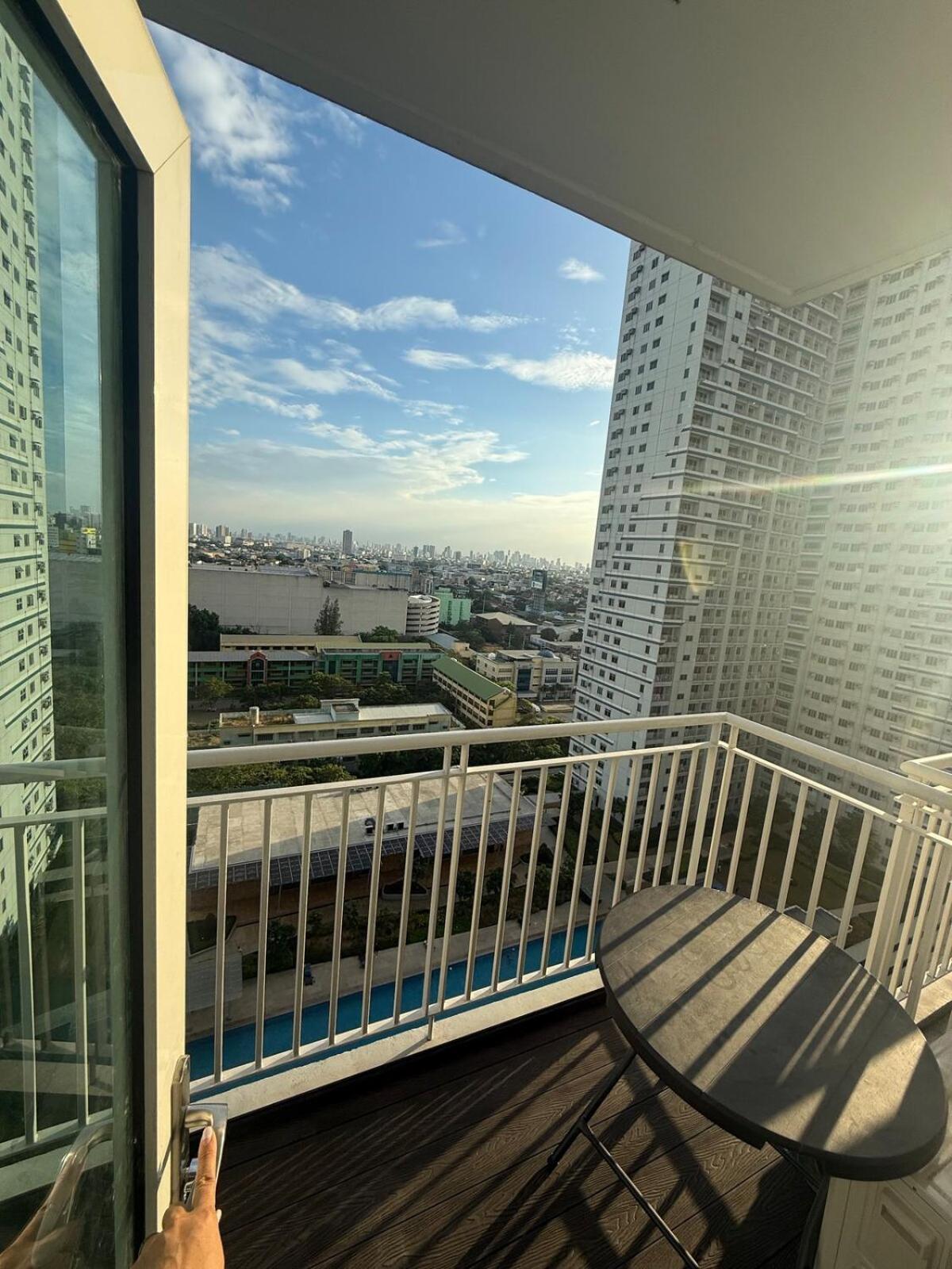 Yassis 2br Luxury Unit In Grass