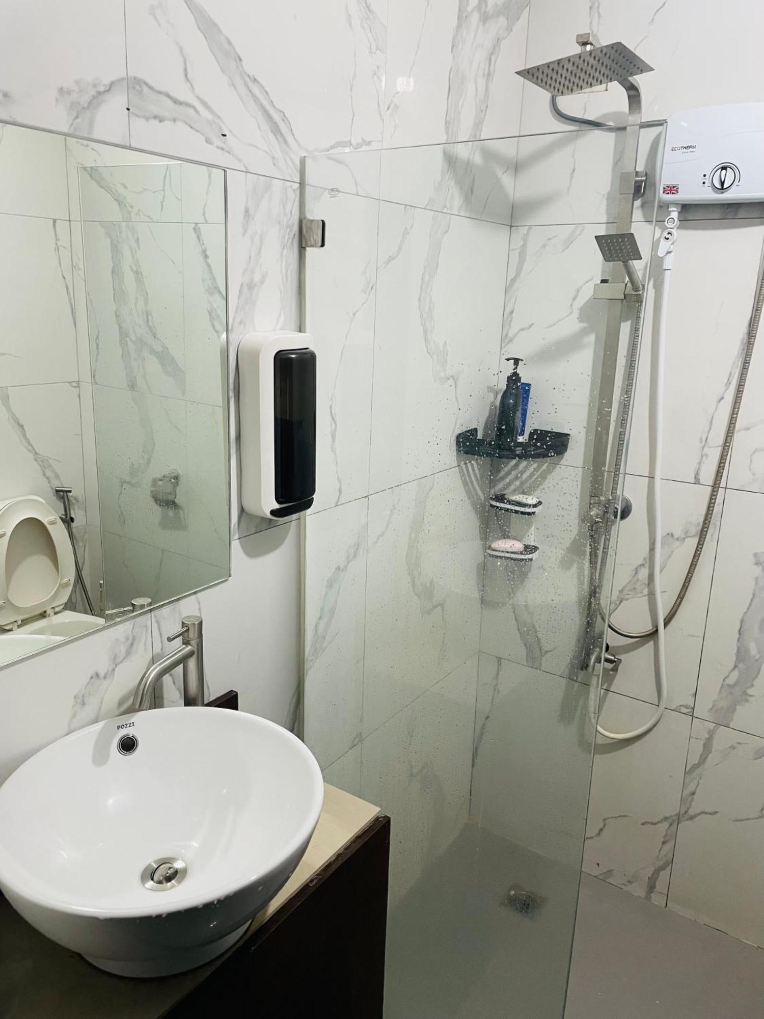Comfortable 2 Bedroom Unit Near Airport *