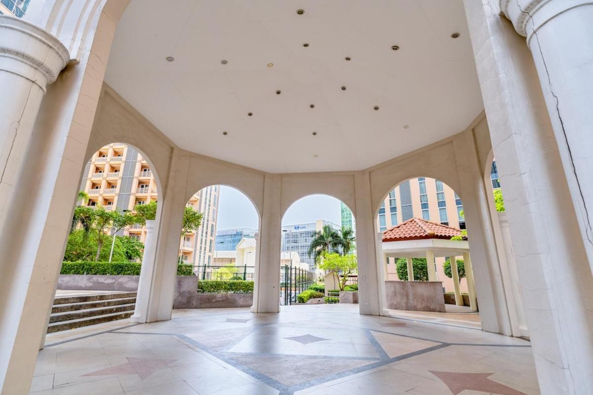 Luxe With 180 Stunning Views Apartment