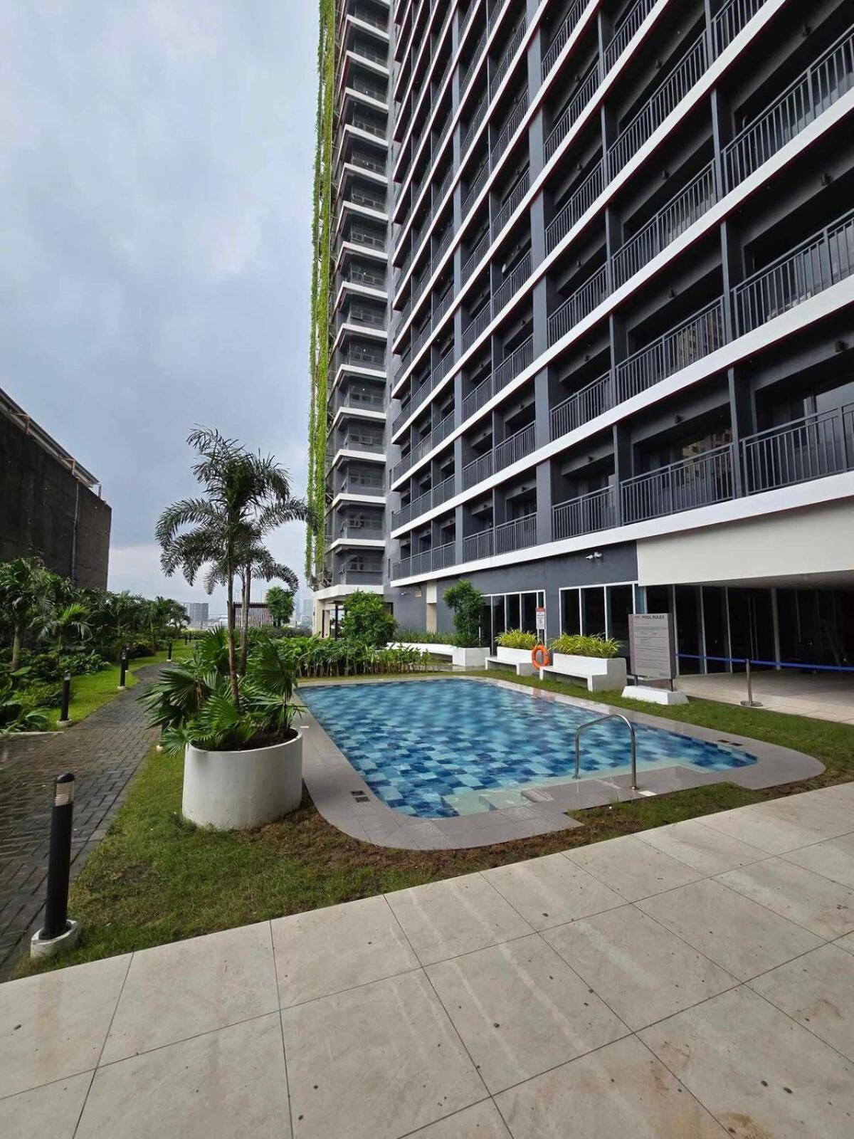 Smdc Red Residences Makati W Own Parking Slot Apartment *