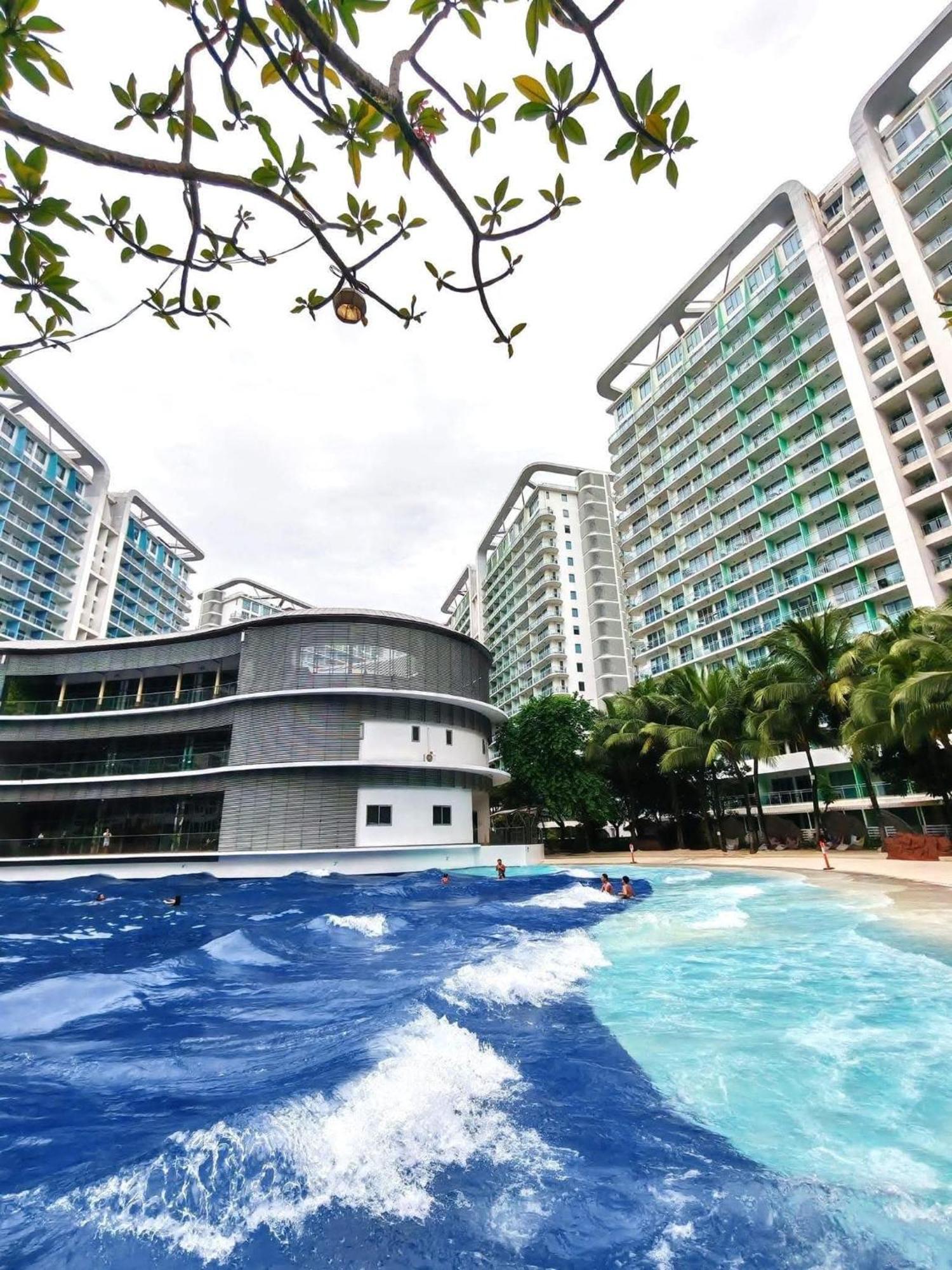 Avi's Azure Staycation Apartment *
