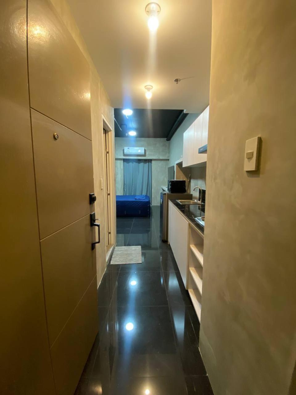 Netflix And Chill & Pool Access With Overlooking Qc Apartment