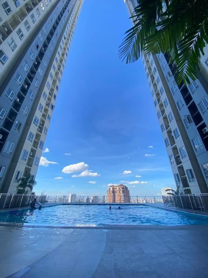 Netflix And Chill & Pool Access With Overlooking Qc * Manila