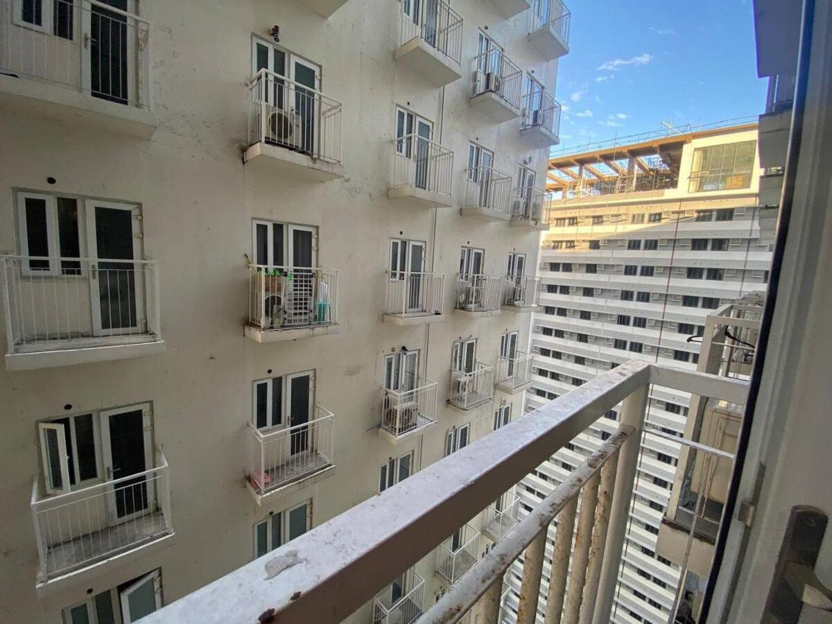 Netflix And Chill & Pool Access With Overlooking Qc Apartment *
