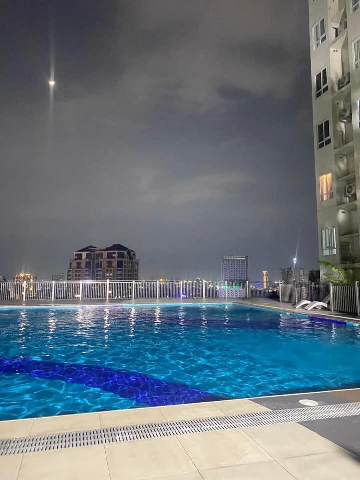 Netflix And Chill & Pool Access With Overlooking Qc * Manila