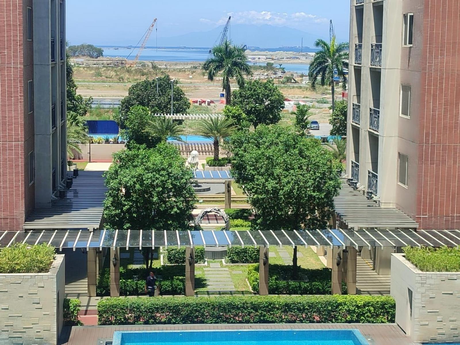 With Balcony And Free Pool Usage Apartment *