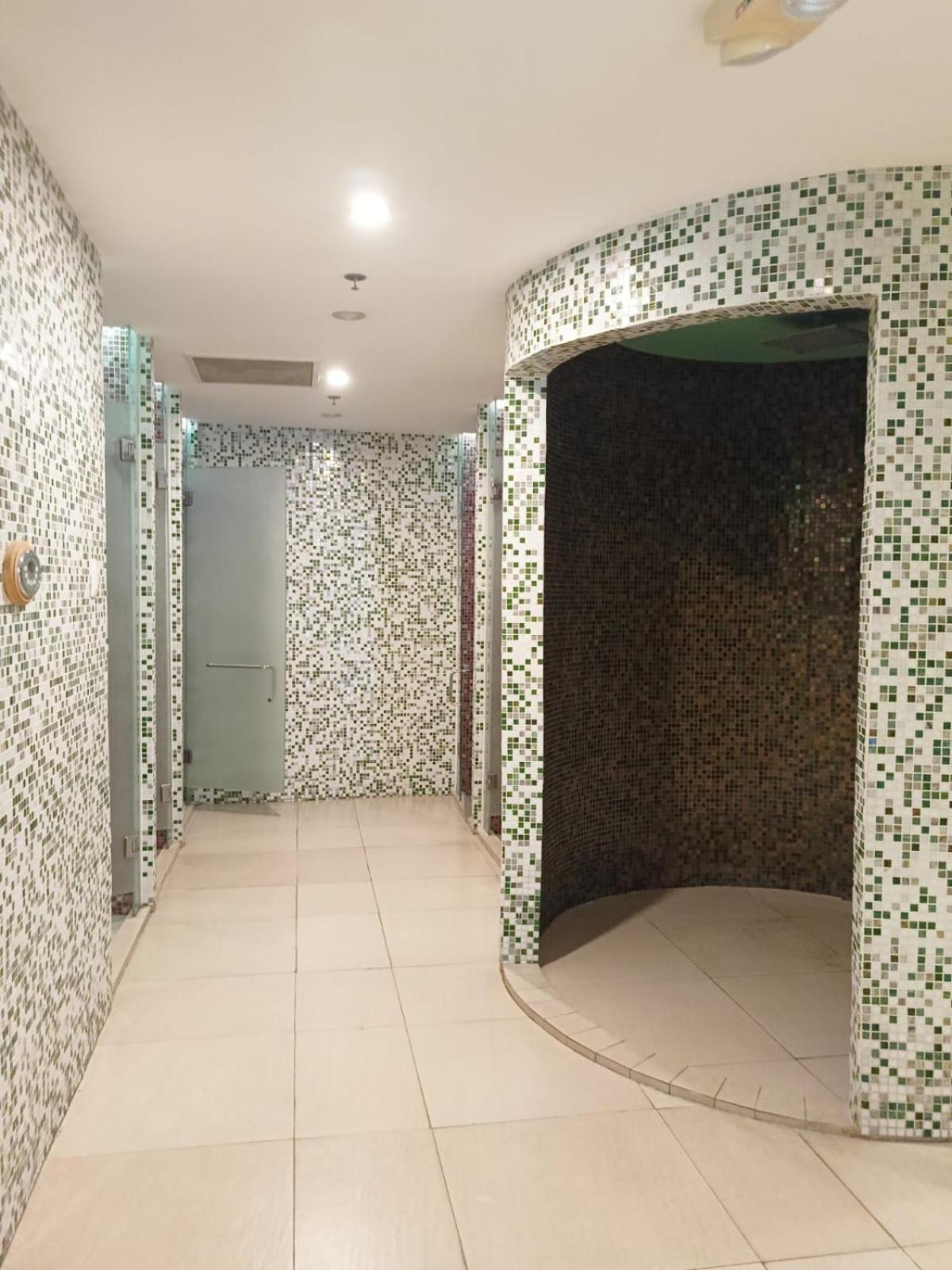 With Balcony And Free Pool Usage * Manila