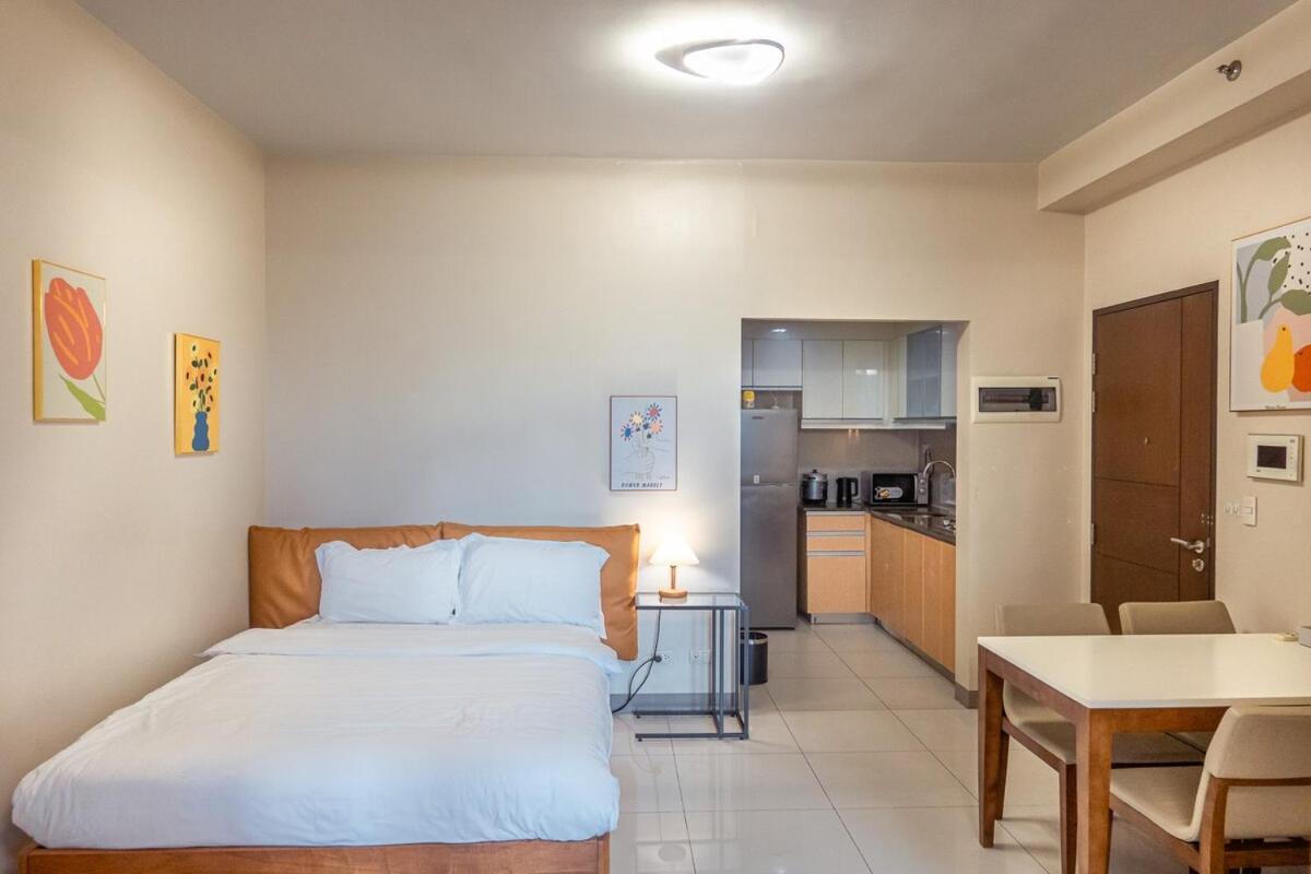 Uptown Bgc Spacious Unit - 1 Queen Bed And Bunkbed Apartment Manila