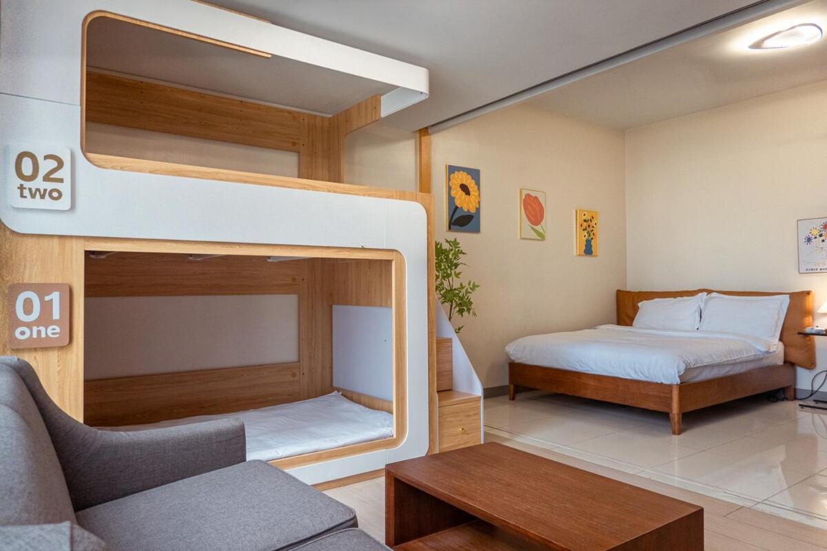 Uptown Bgc Spacious Unit - 1 Queen Bed And Bunkbed *