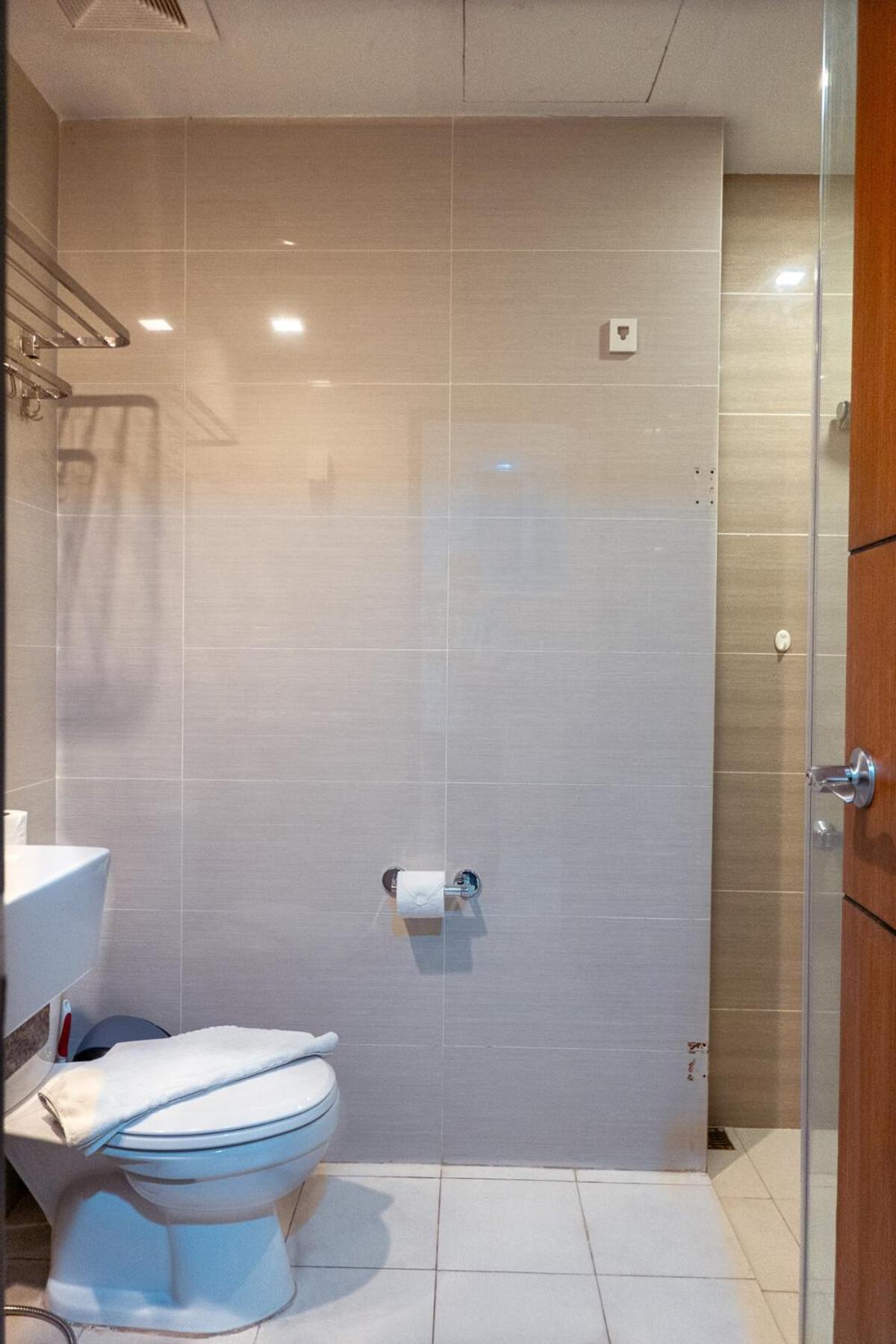 Apartment Uptown Bgc Spacious Unit - 1 Queen Bed And Bunkbed Manila