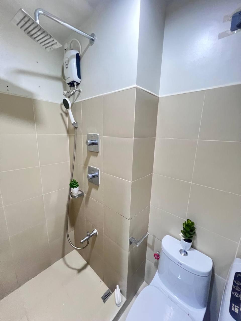 Unistay Shore 3 Tower 2 14 Flr W Bal Apartment Manila