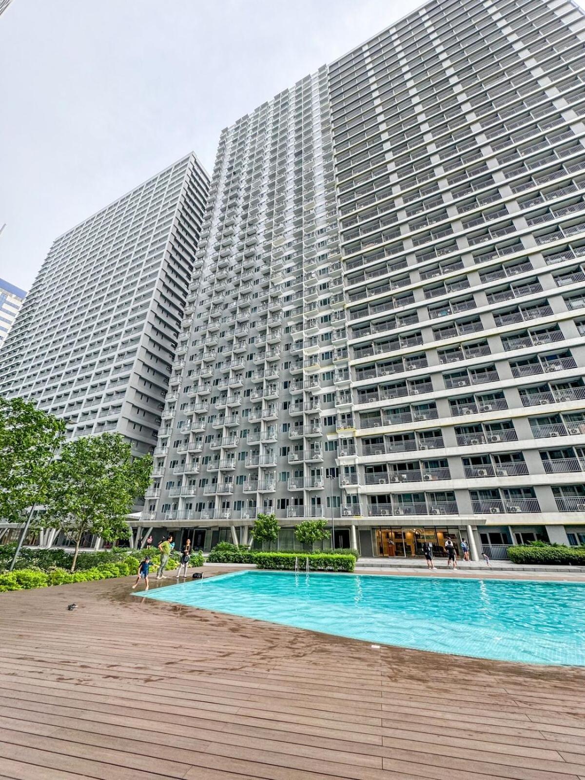 Eastovia Center With Pool At Fame Manila