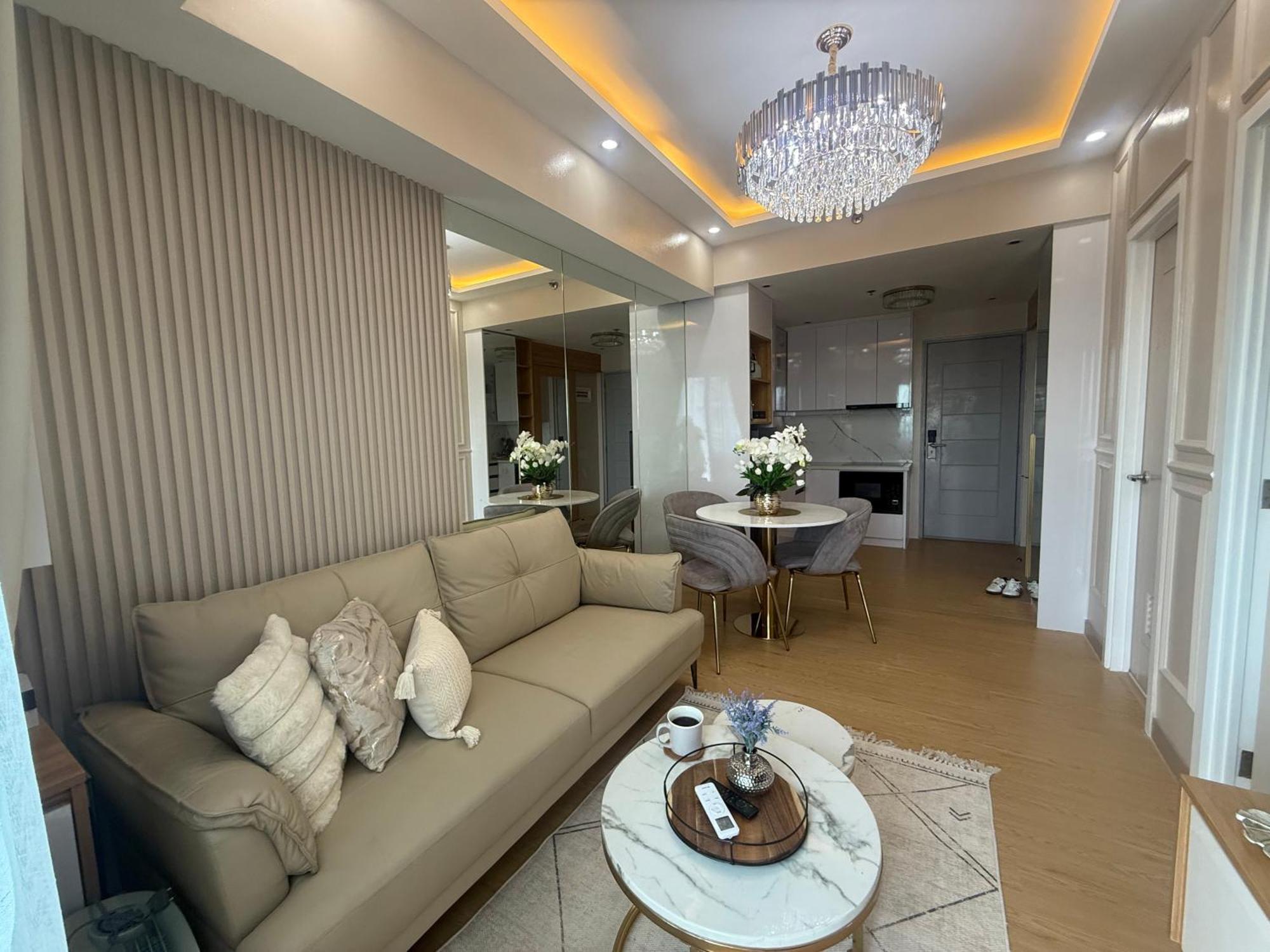 Yassis 2br Luxury Unit In Grass Manila