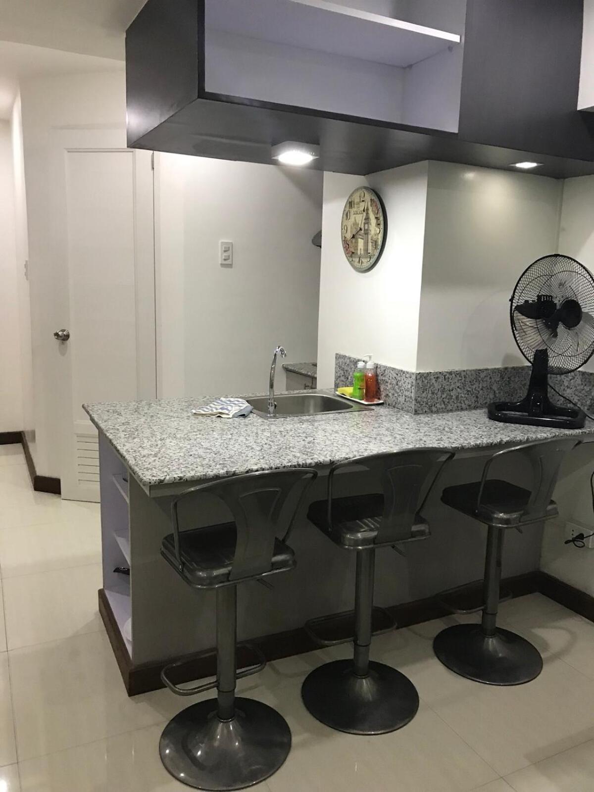 Loft-style Unit In Makati With Netflix Wifi *