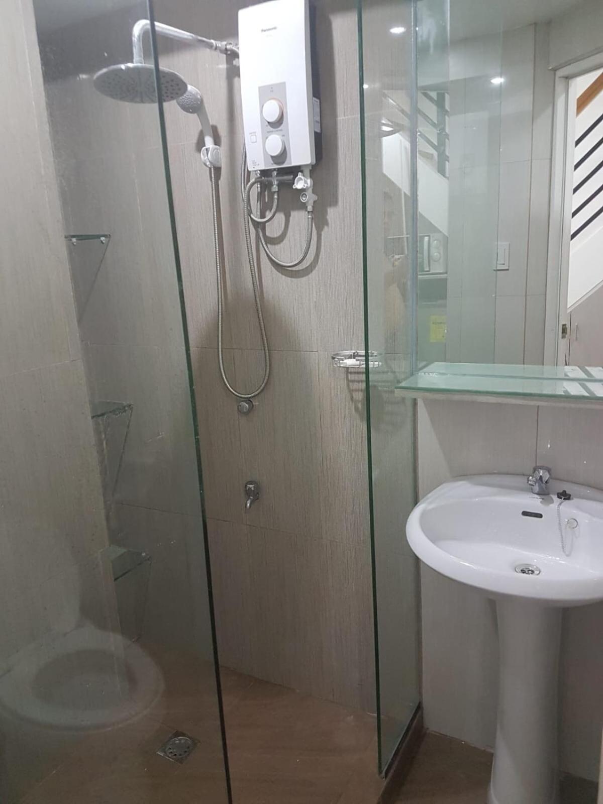 Loft-style Unit In Makati With Netflix Wifi Apartment *
