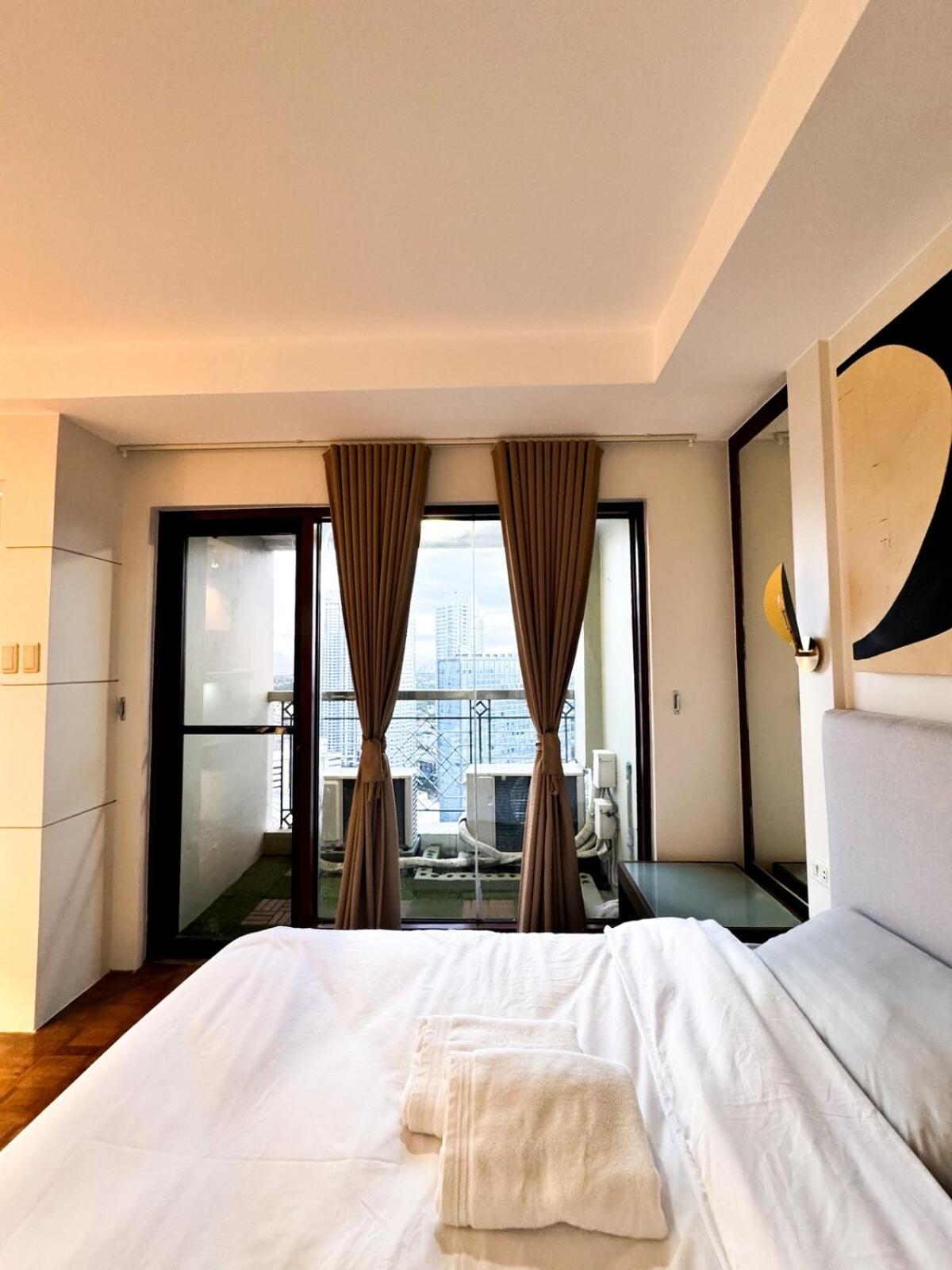 Intimate And Cozy One Bedroom Across Greenbelt Makati *