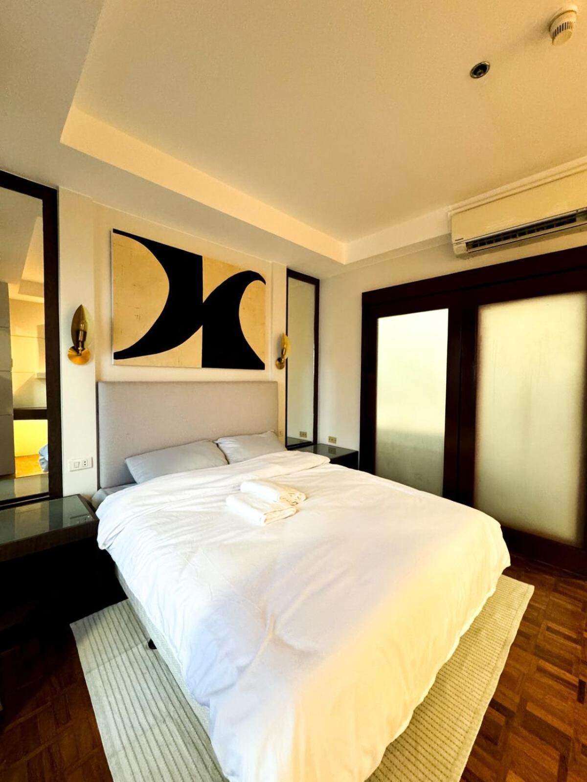 Intimate And Cozy One Bedroom Across Greenbelt Makati Apartment *