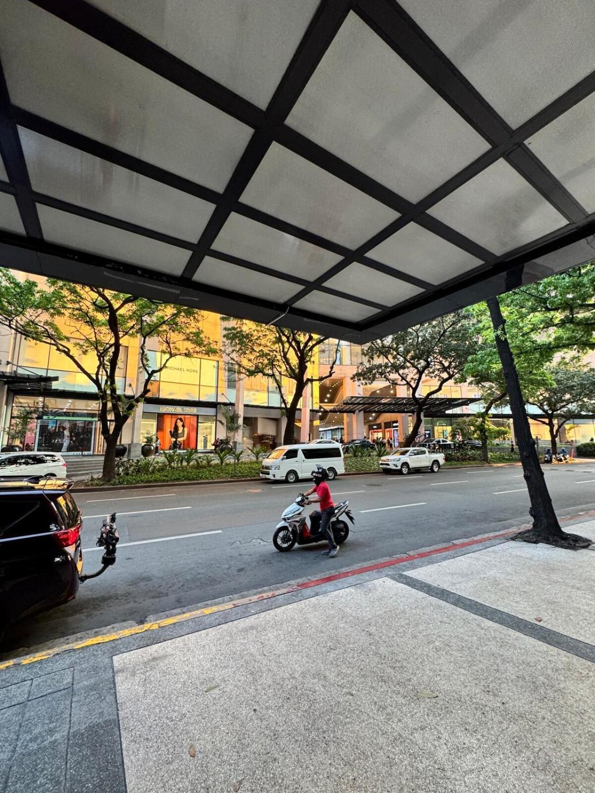 Intimate And Cozy One Bedroom Across Greenbelt Makati Apartment *