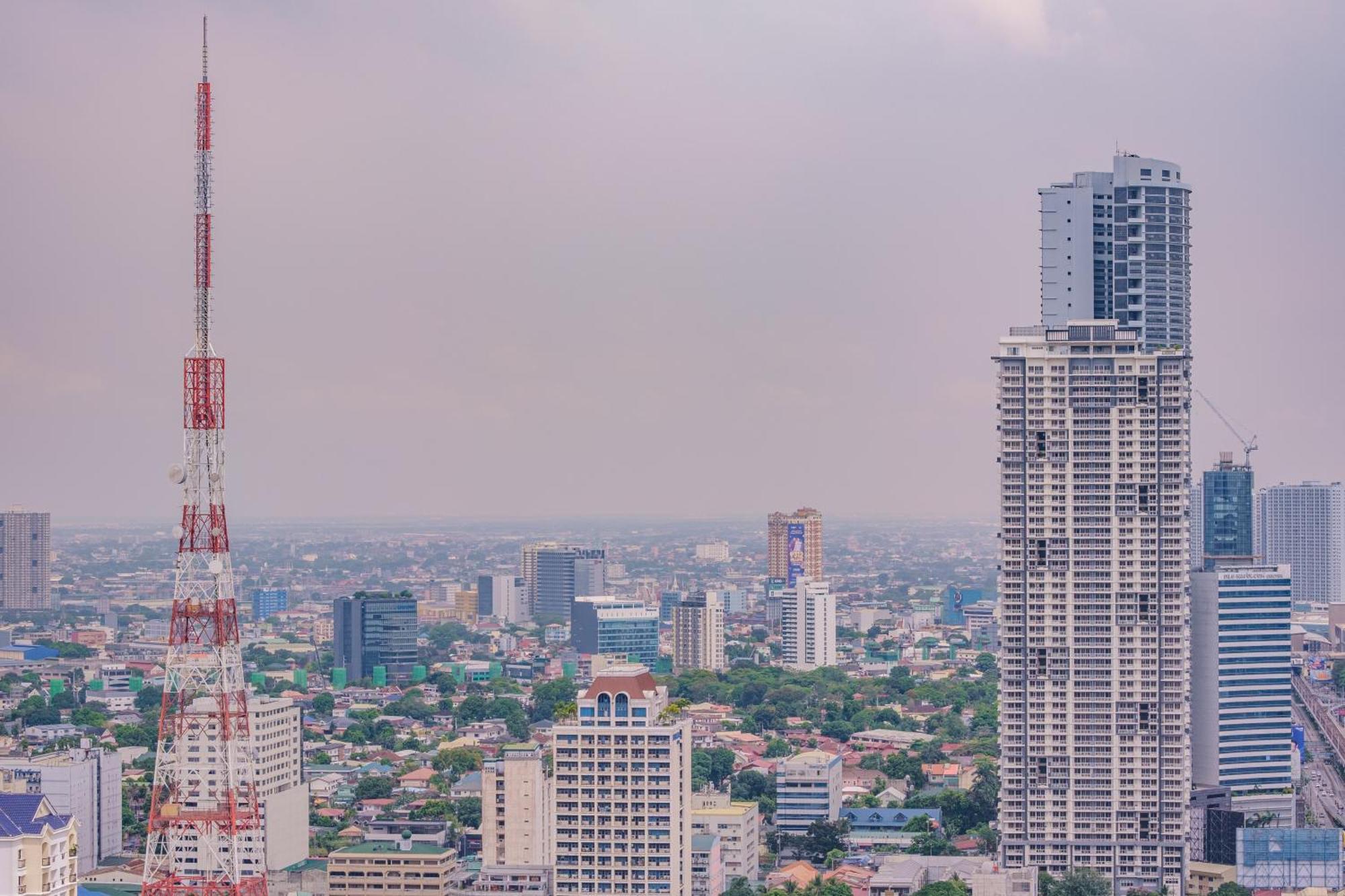 Cozy With Balcony Netflix Free Access To Pool And Gym 100mbps Apartment Manila