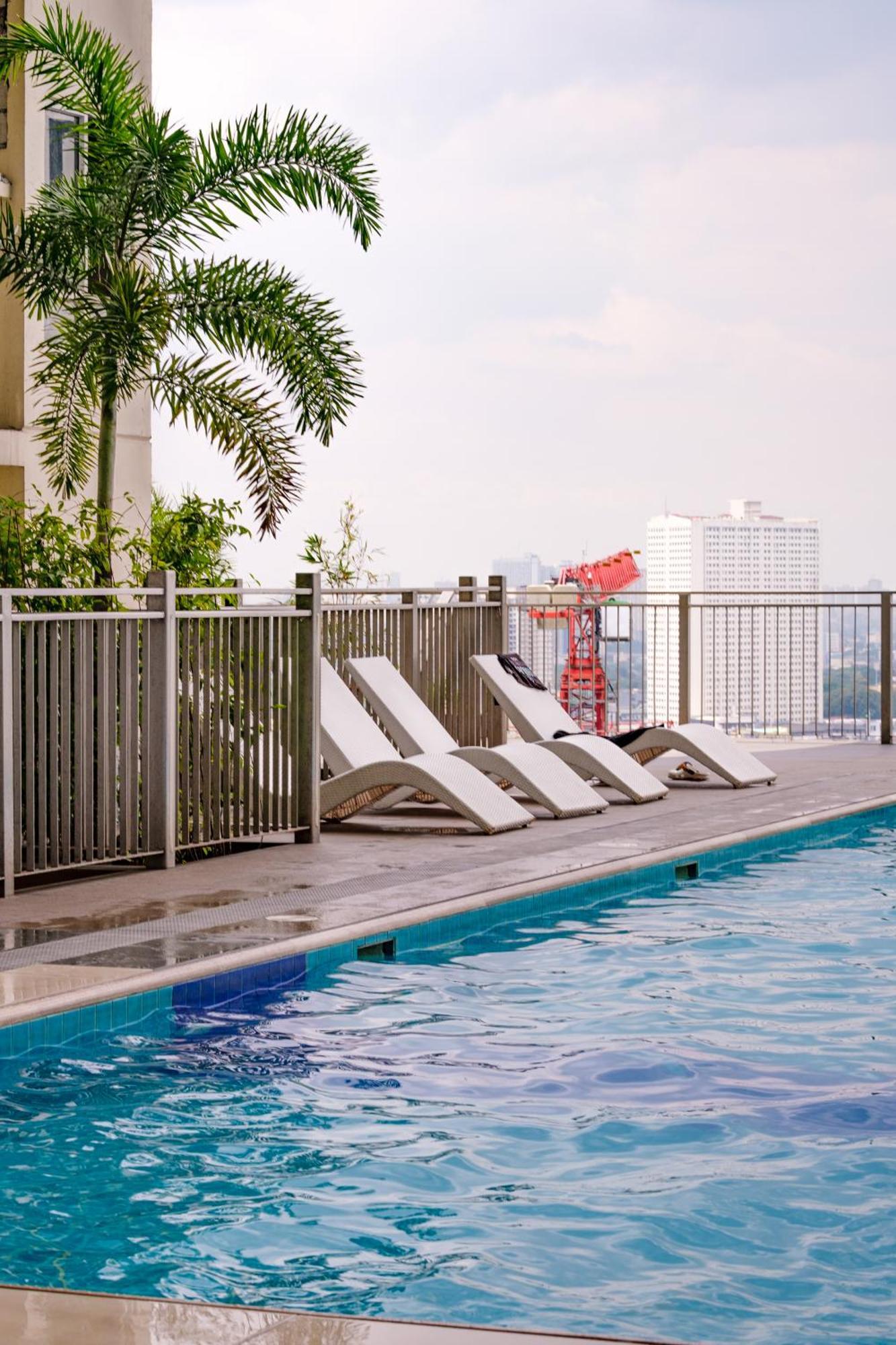 Apartment Cozy With Balcony Netflix Free Access To Pool And Gym 100mbps Manila