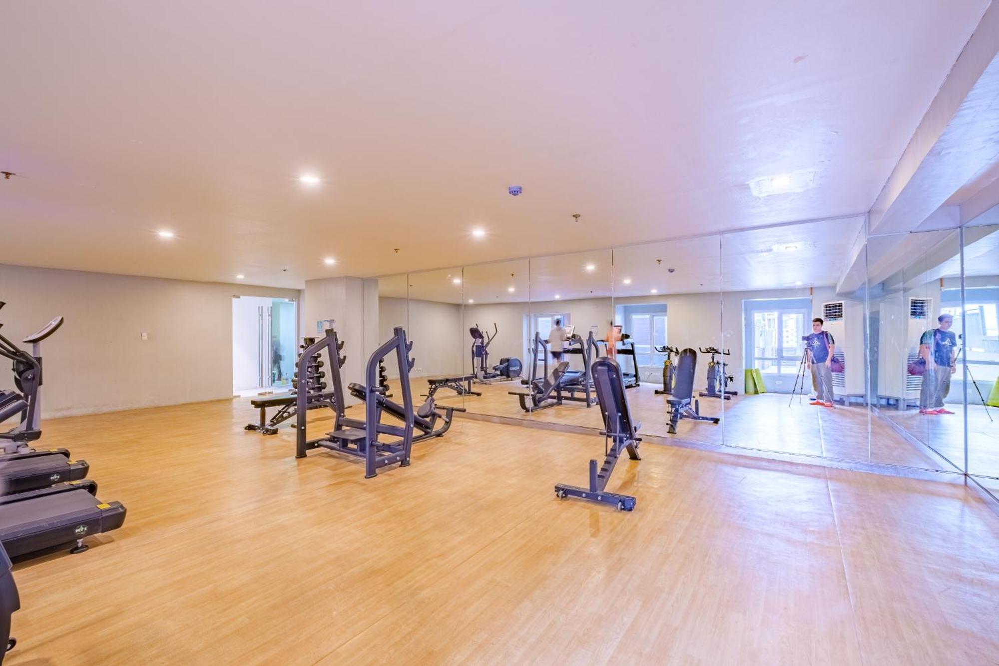 Cozy With Balcony Netflix Free Access To Pool And Gym 100mbps * Manila