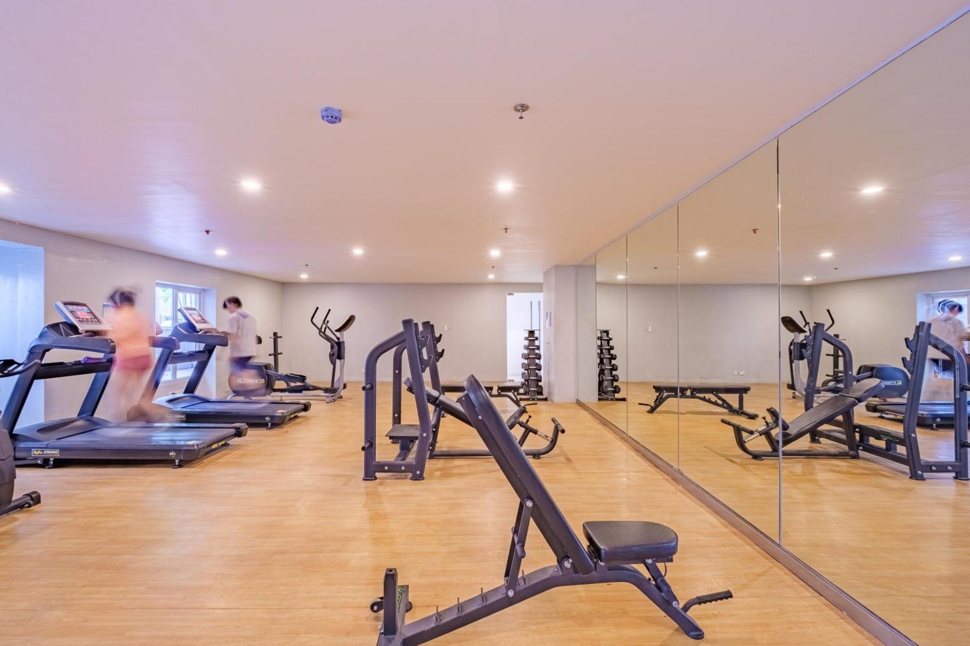 Cozy With Balcony Netflix Free Access To Pool And Gym 100mbps Apartment *