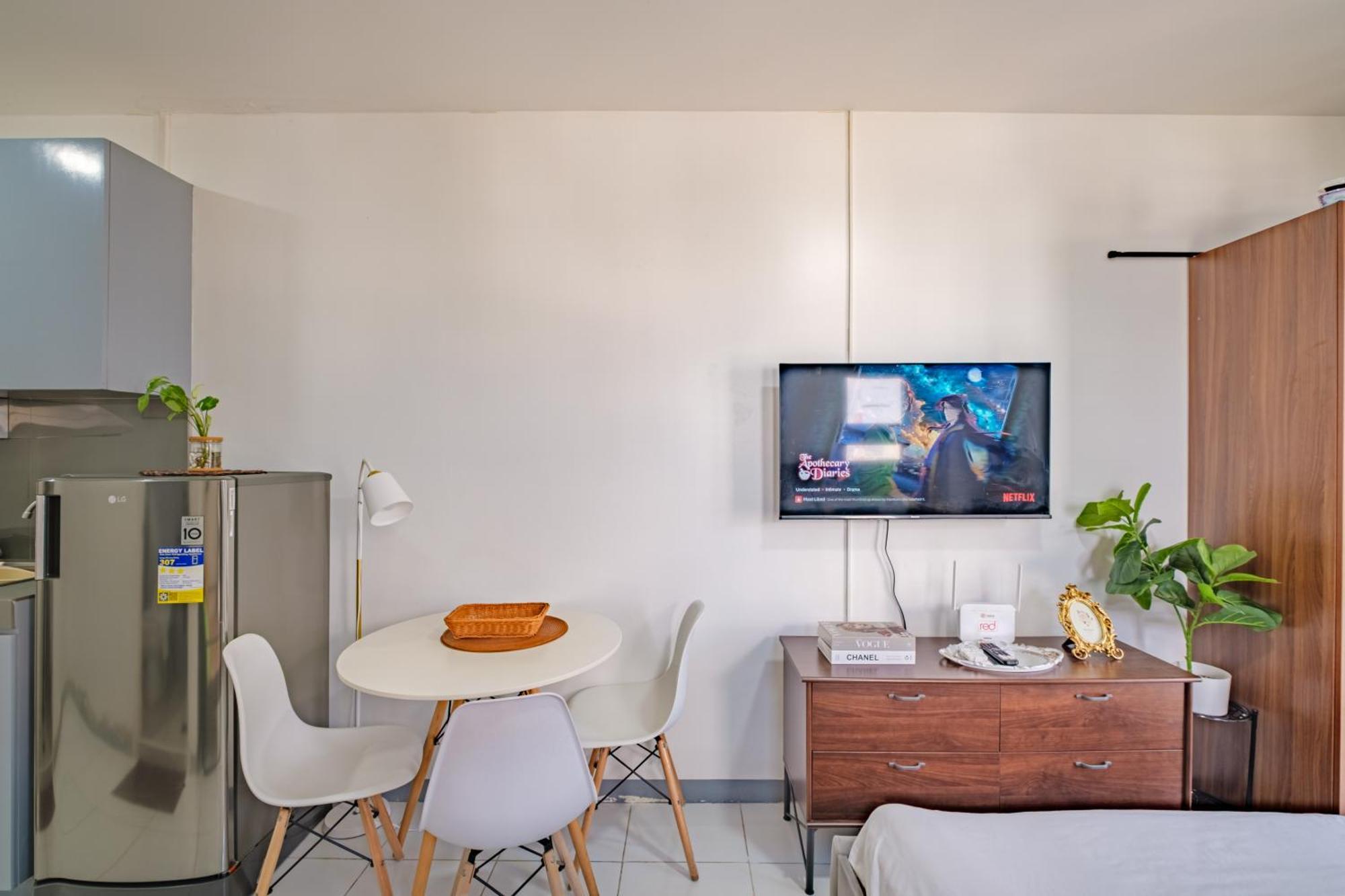 Cozy With Balcony Netflix Free Access To Pool And Gym 100mbps Apartment Manila
