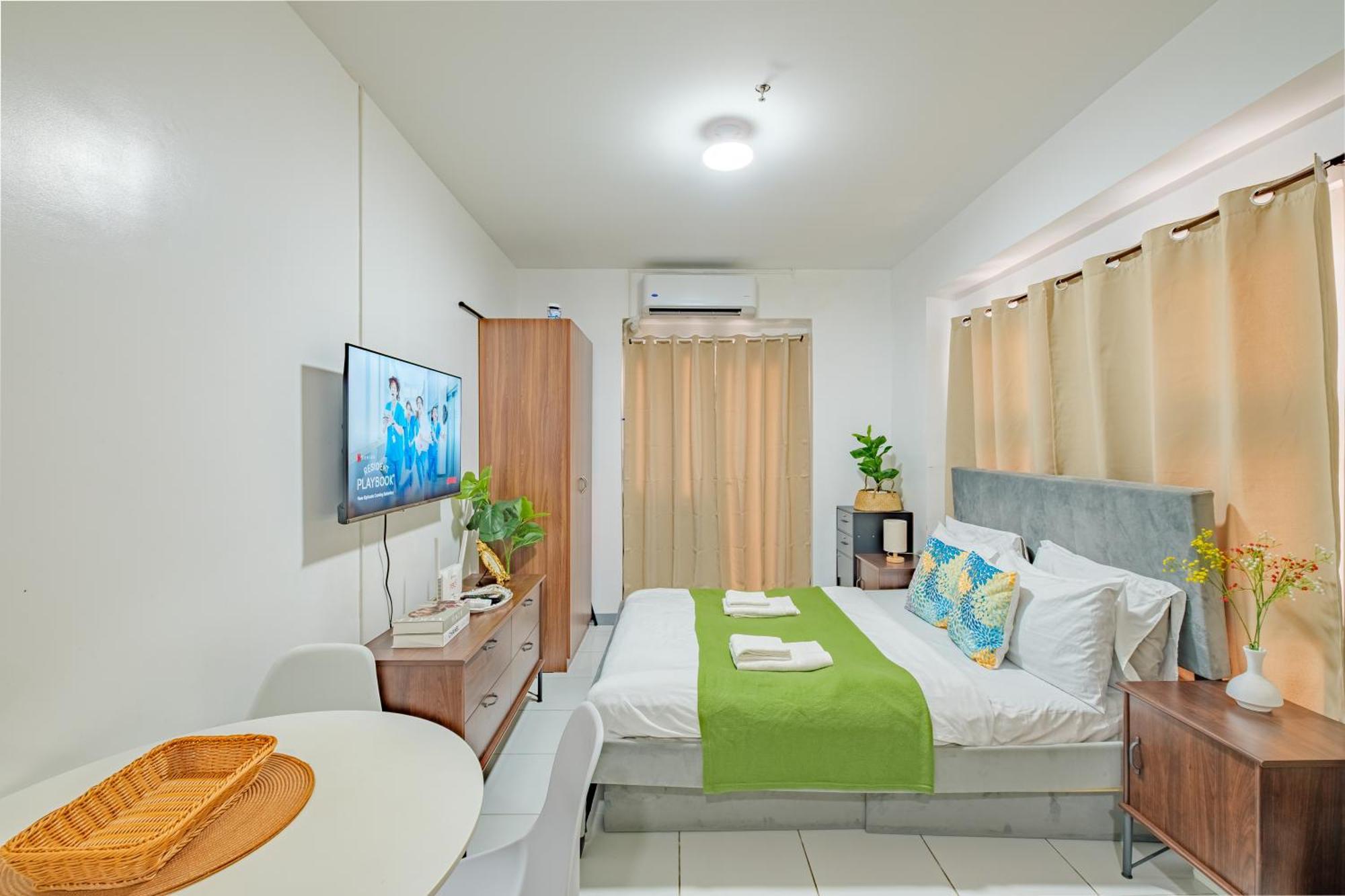 Apartment Cozy With Balcony Netflix Free Access To Pool And Gym 100mbps Manila