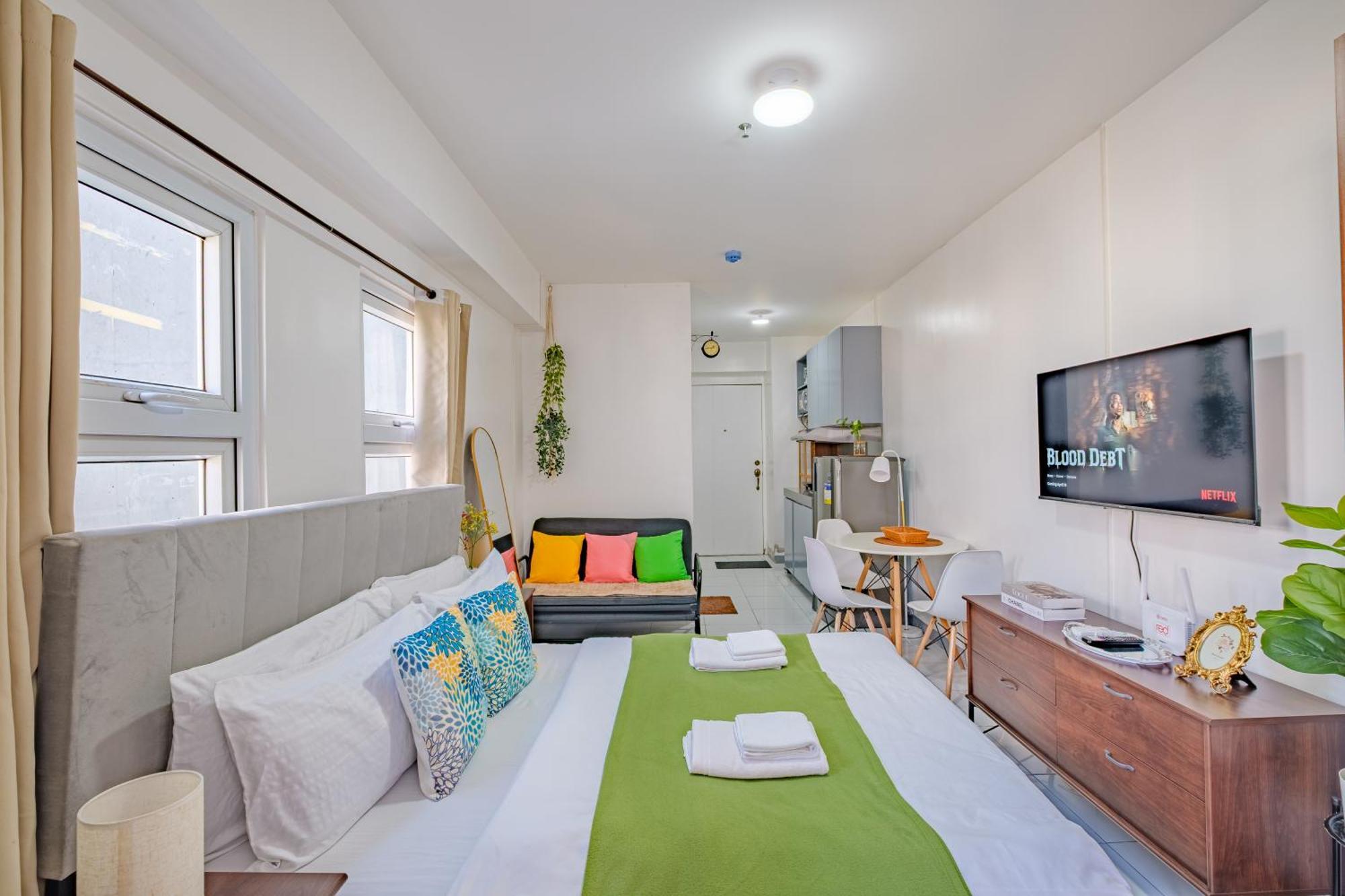 Cozy With Balcony Netflix Free Access To Pool And Gym 100mbps Apartment