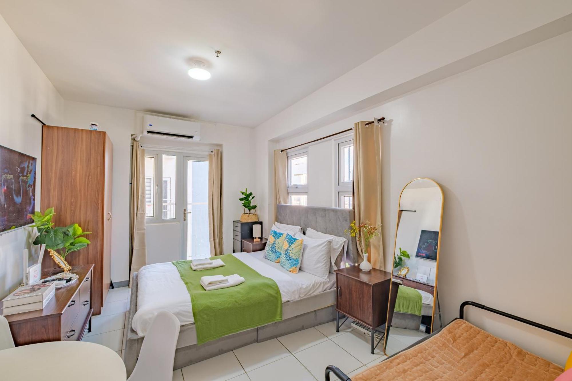 Cozy With Balcony Netflix Free Access To Pool And Gym 100mbps Apartment *