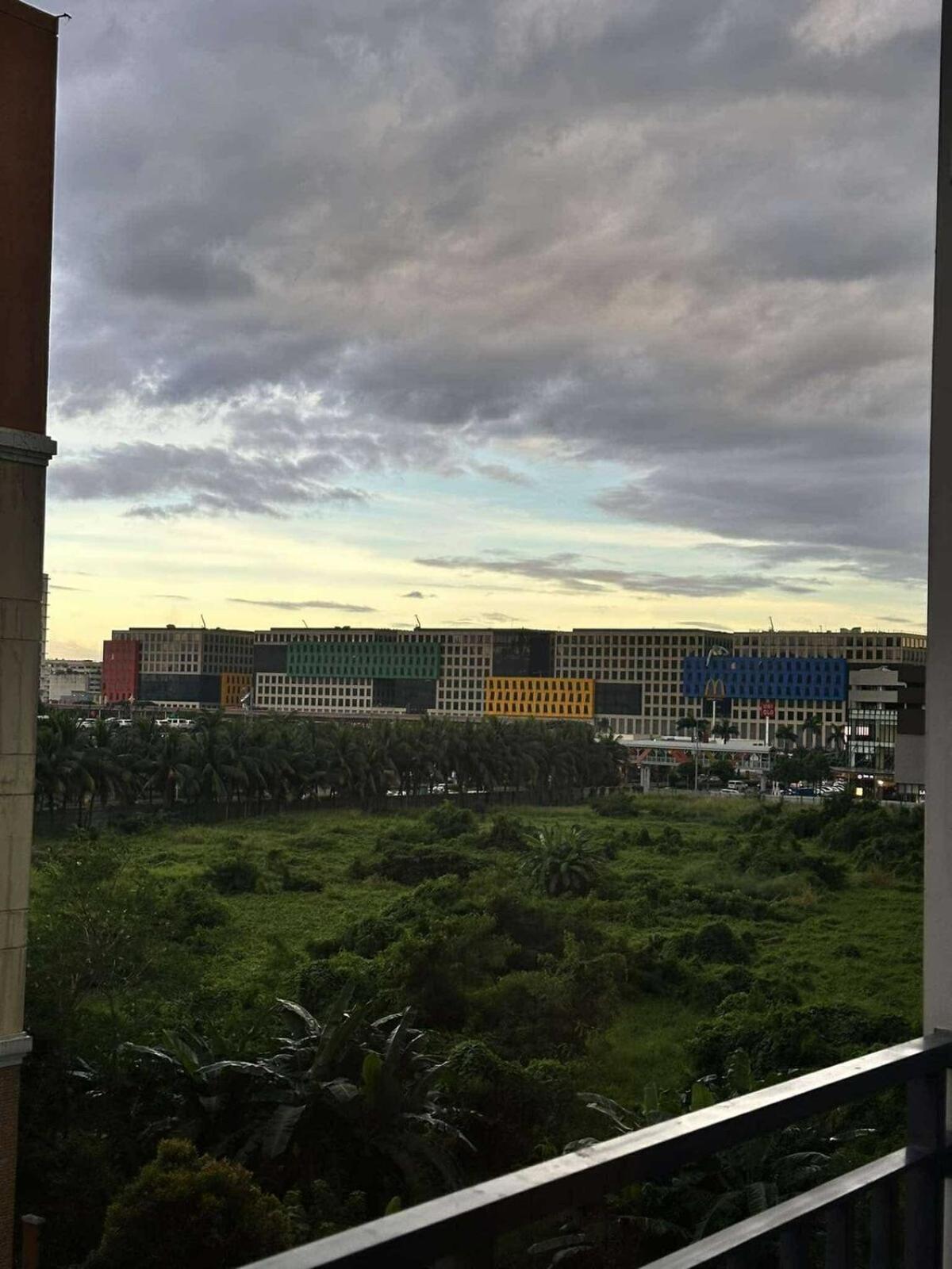 Sm Moa Shore Near Airport Pasay With Netflix Apartment