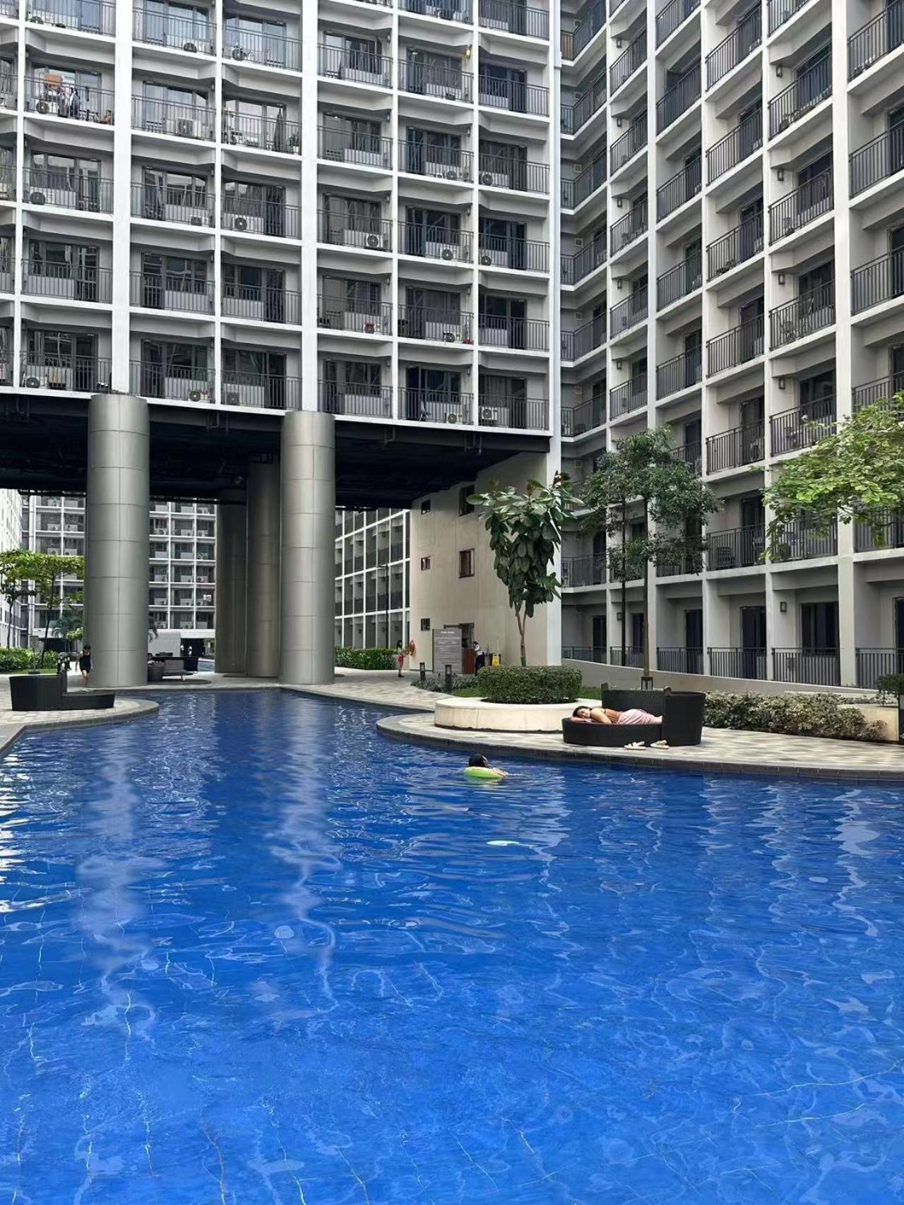 Aparthotel In Pasay With Pool View Manila