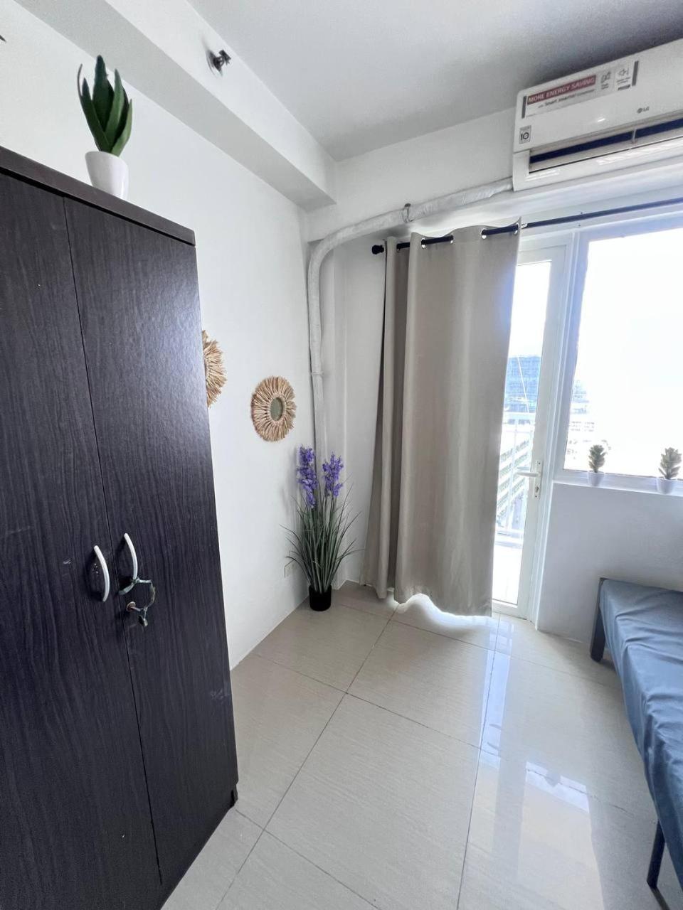 Unistay Shore Res W Bal Bay View Nr Moa * Manila