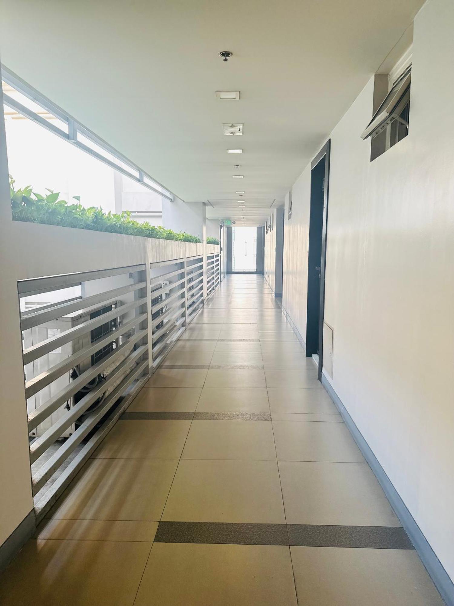 We Vibe, 81 Newport Blvd Across Naia 3 Aparthotel Manila