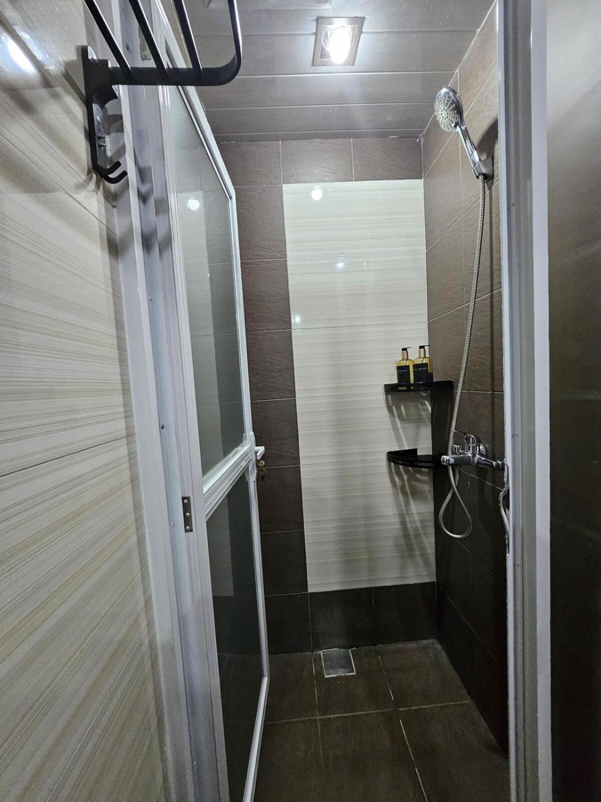 Cozy 2br Unitn Free Pool Gym With Karaoke Netflix Apartment Manila