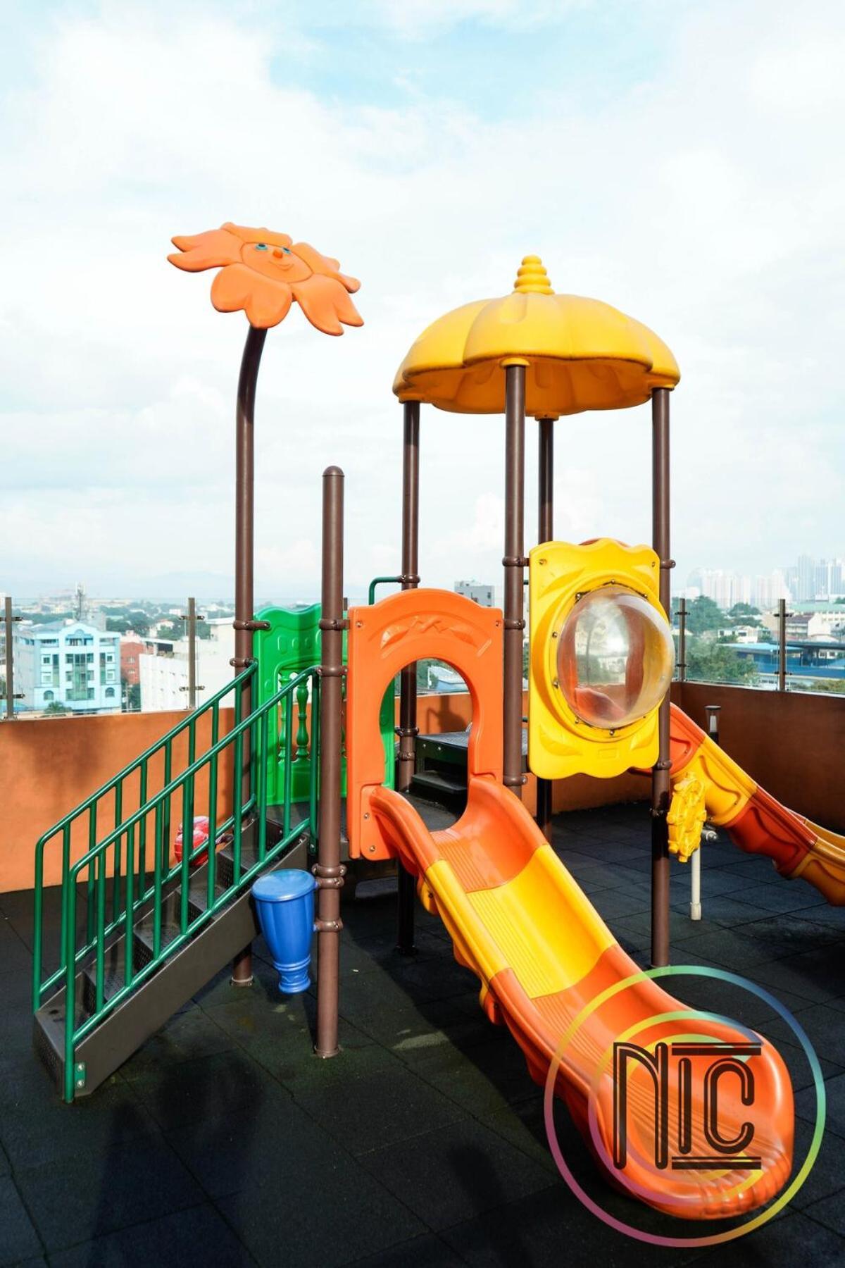 Cozy 2br Unitn Free Pool Gym With Karaoke Netflix Apartment Manila