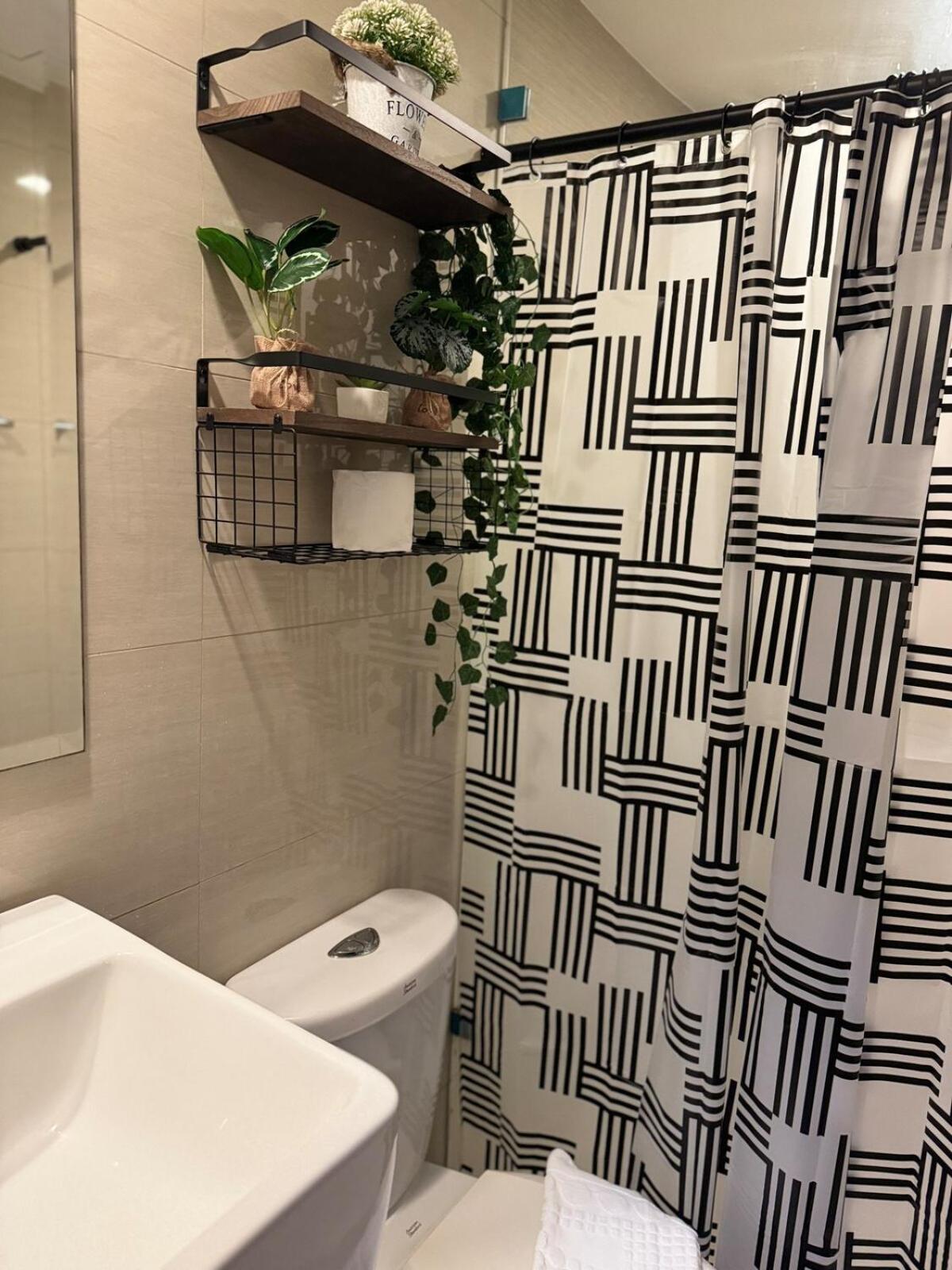 Luxurious Viceroy Walk To Venice Grand Canal Apartment Manila