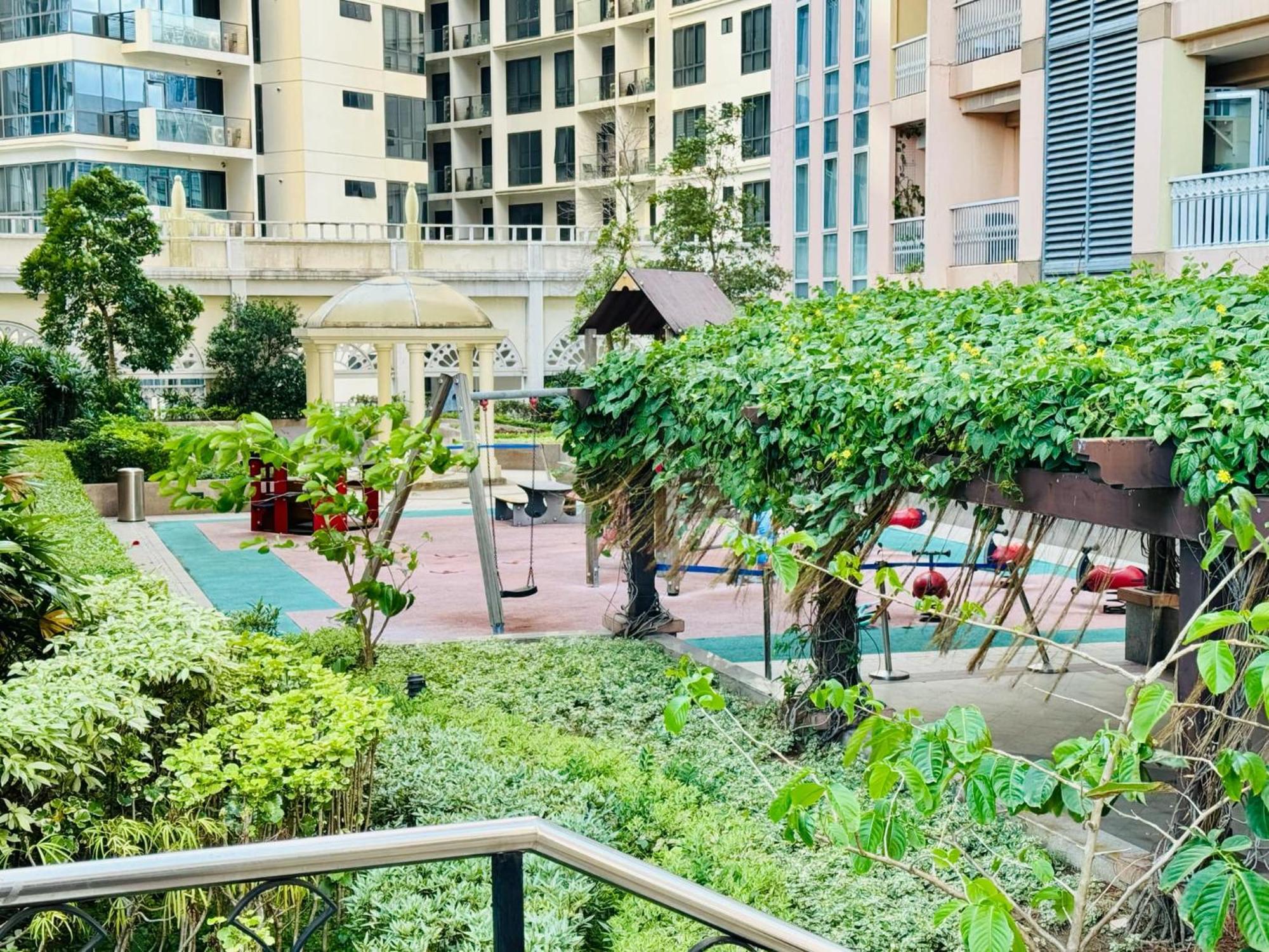 Cozy Staycation Venice With Balcony Mckinley Near Bgc *