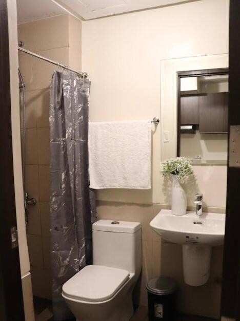 Rk Maisson Roiyale Aurora Escalades Cubao Apartment
