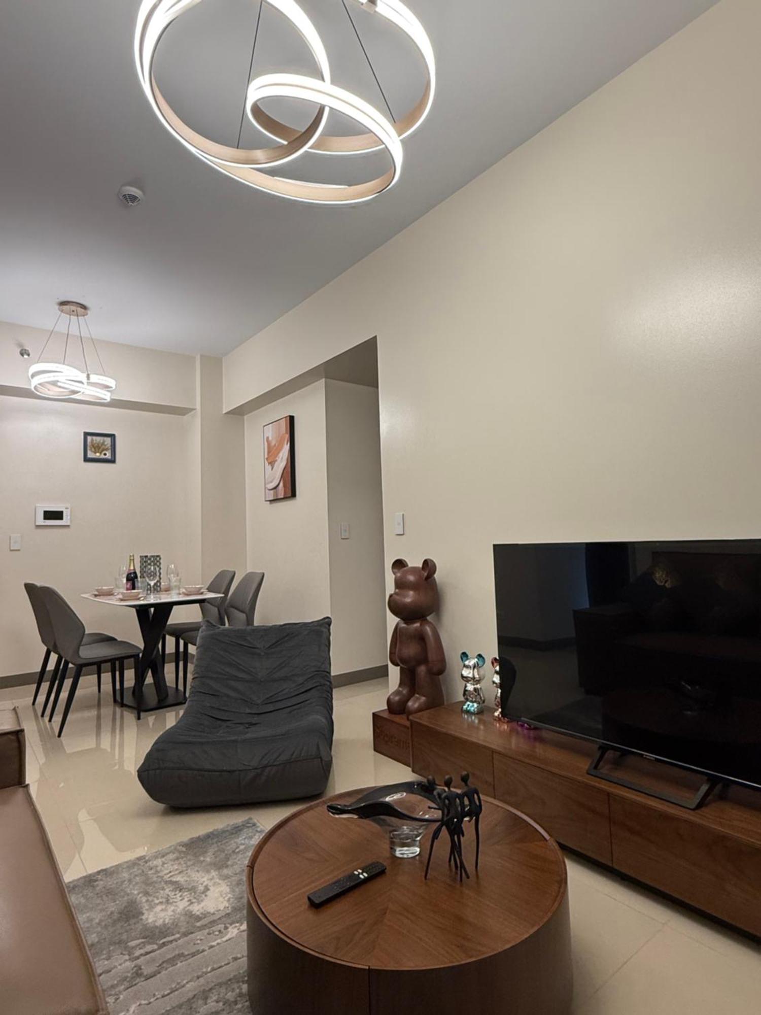 Luxurious Modern Cozy Bayview Pool View 1 2 3 Bedrooms Near Airports Okada Solaire Moa Manila