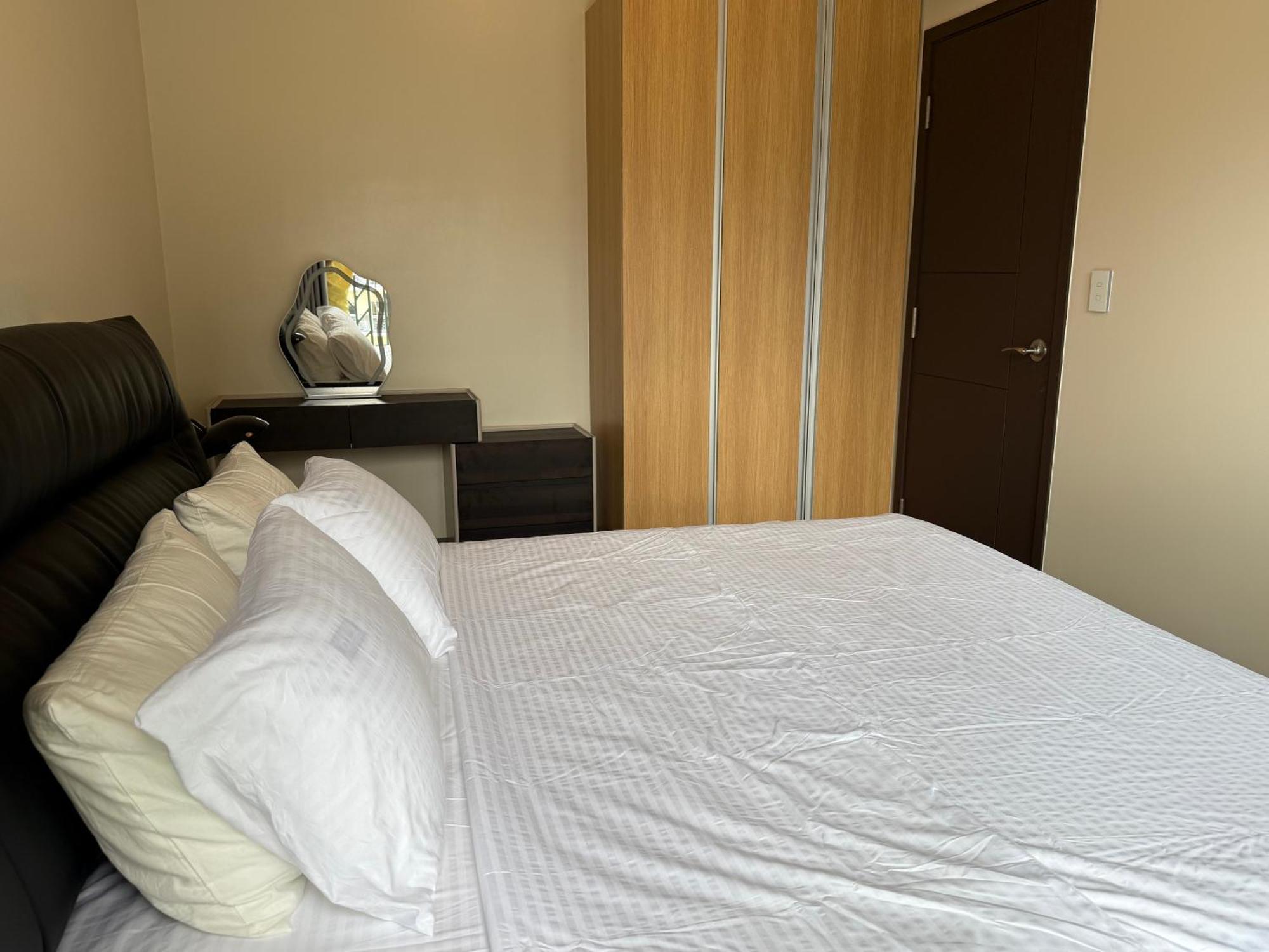 Luxurious Modern Cozy Bayview Pool View 1 2 3 Bedrooms Near Airports Okada Solaire Moa Manila