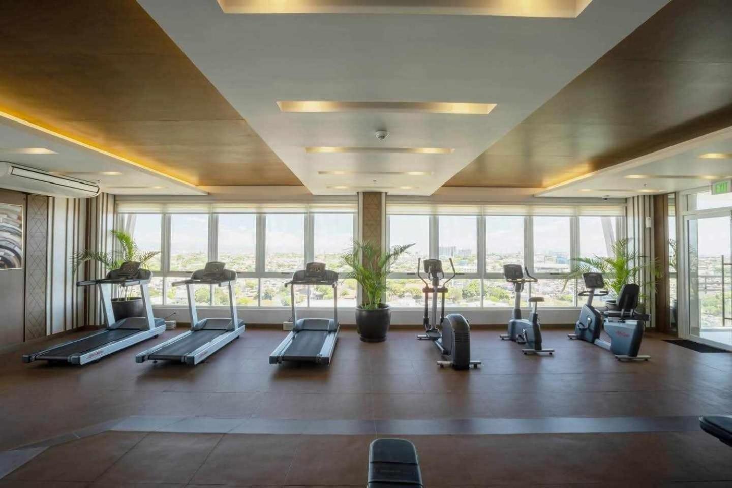 The Atherton By Dmci- 2br Free Parking Manila