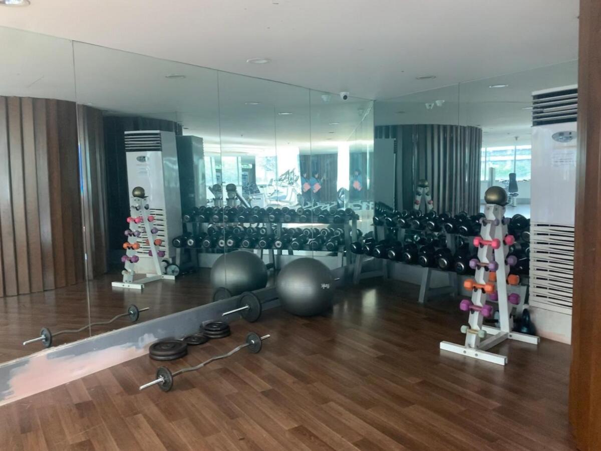 Budget View W Pool Access In Bgc Taguig Apartment *