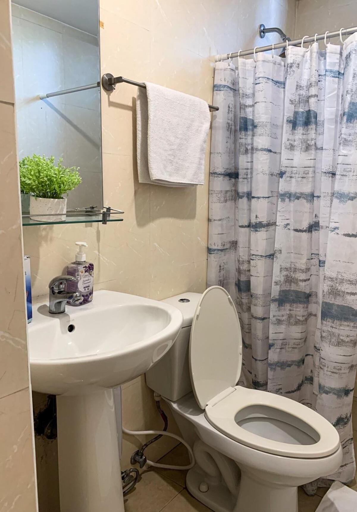 Budget View W Pool Access In Bgc Taguig Apartment